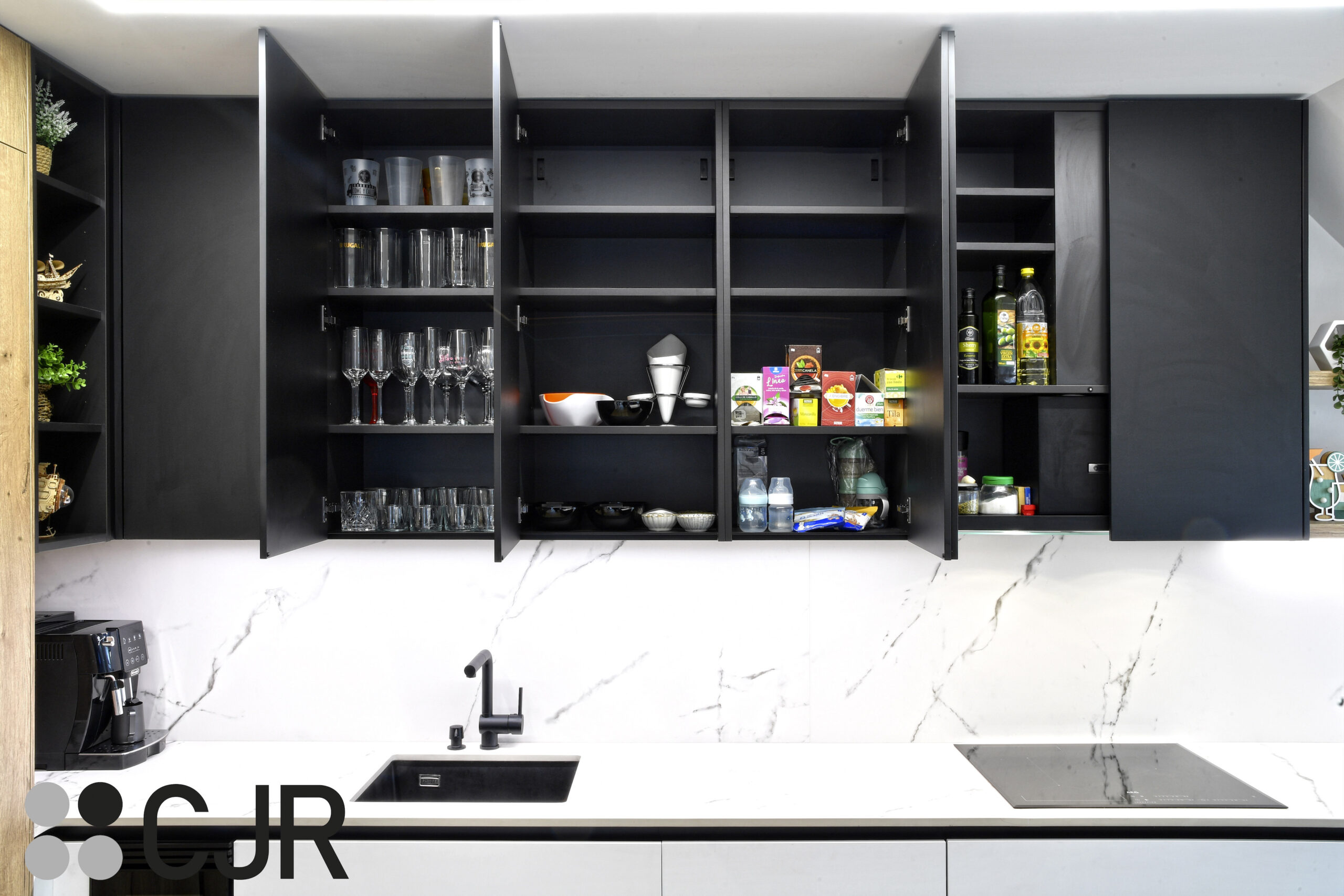muebles altos negros de Cocina blanca madera y negra con peninsula abierta Cocinas CJR