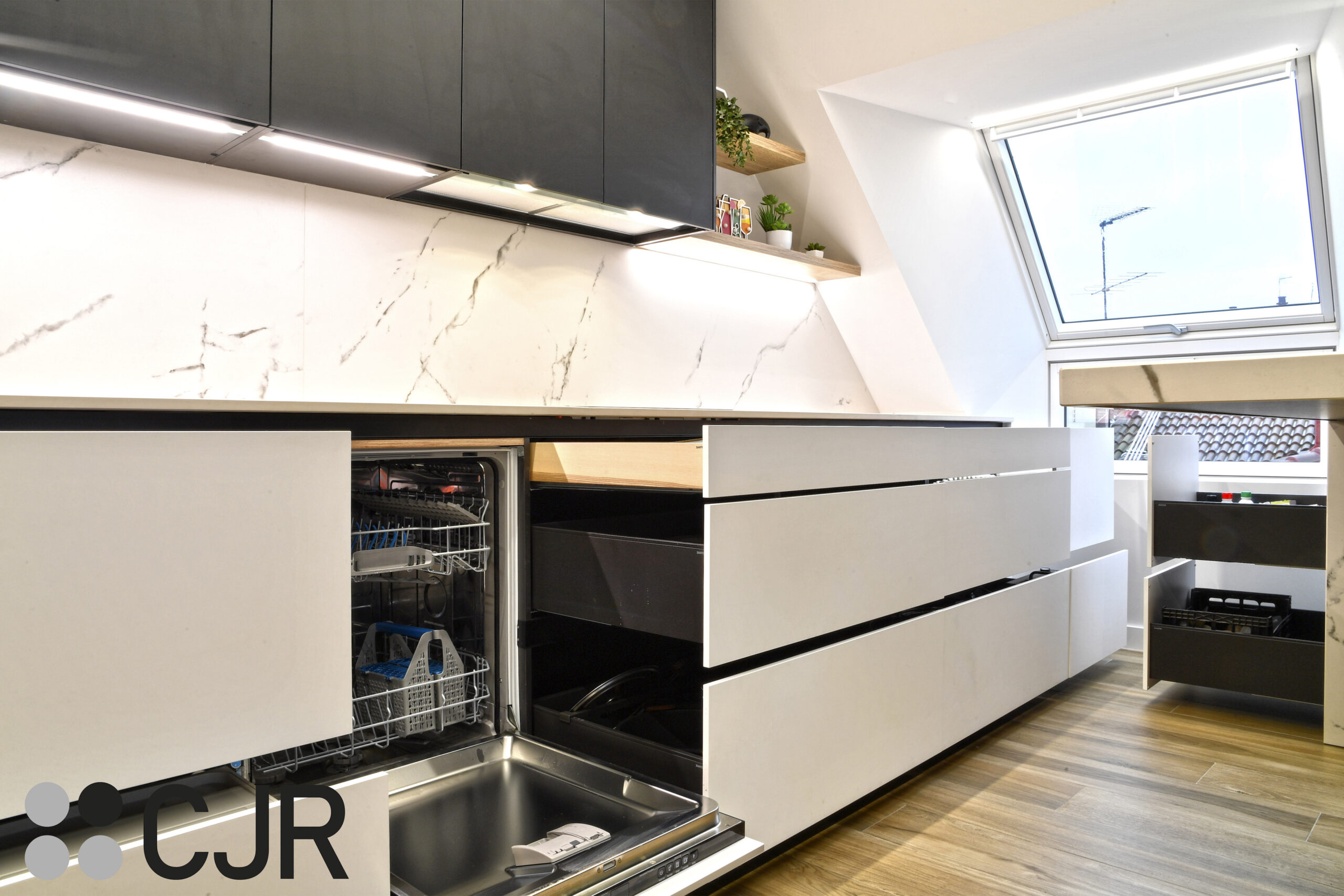 muebles bajos de Cocina blanca madera y negra con peninsula abierta Cocinas CJR