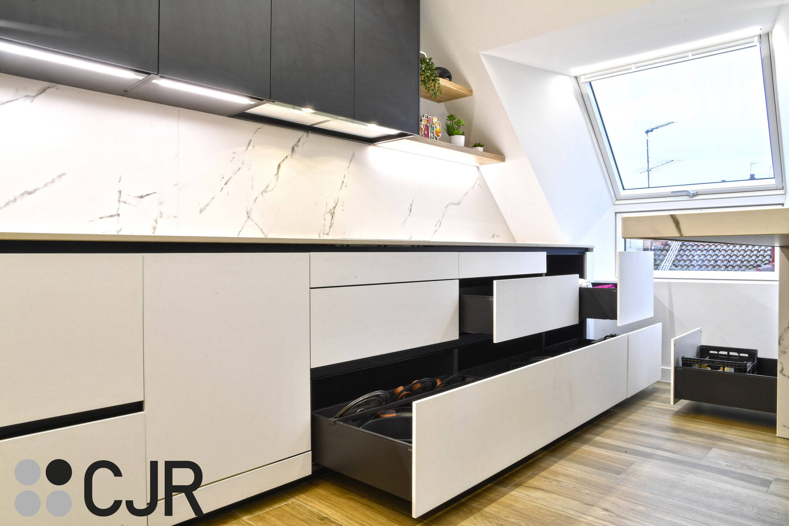 muebles bajos grandes de Cocina blanca madera y negra con peninsula abierta Cocinas CJR