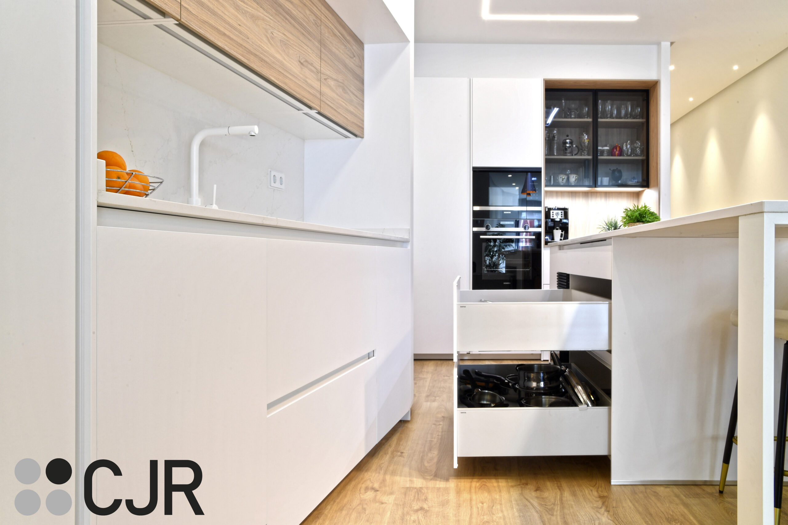 muebles de cocina blanca y madera abierta al salon con isla Cocinas CJR