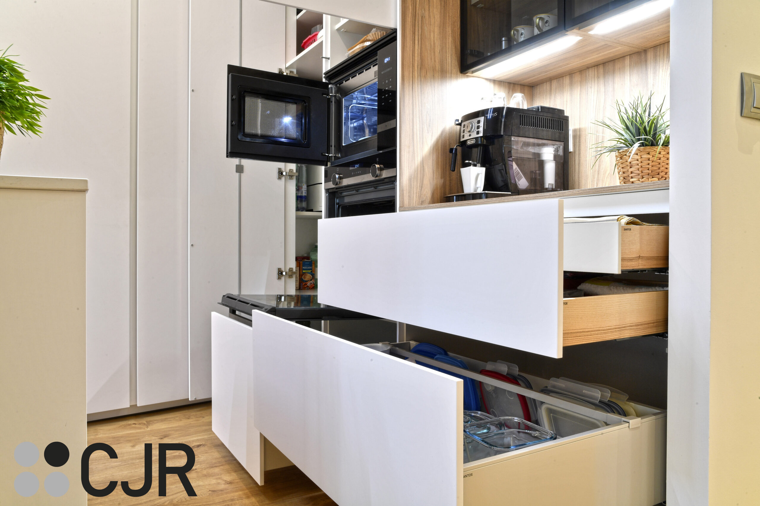 muebles en desayunador de madera en cocina blanca y madera abierta al salon con isla Cocinas CJR