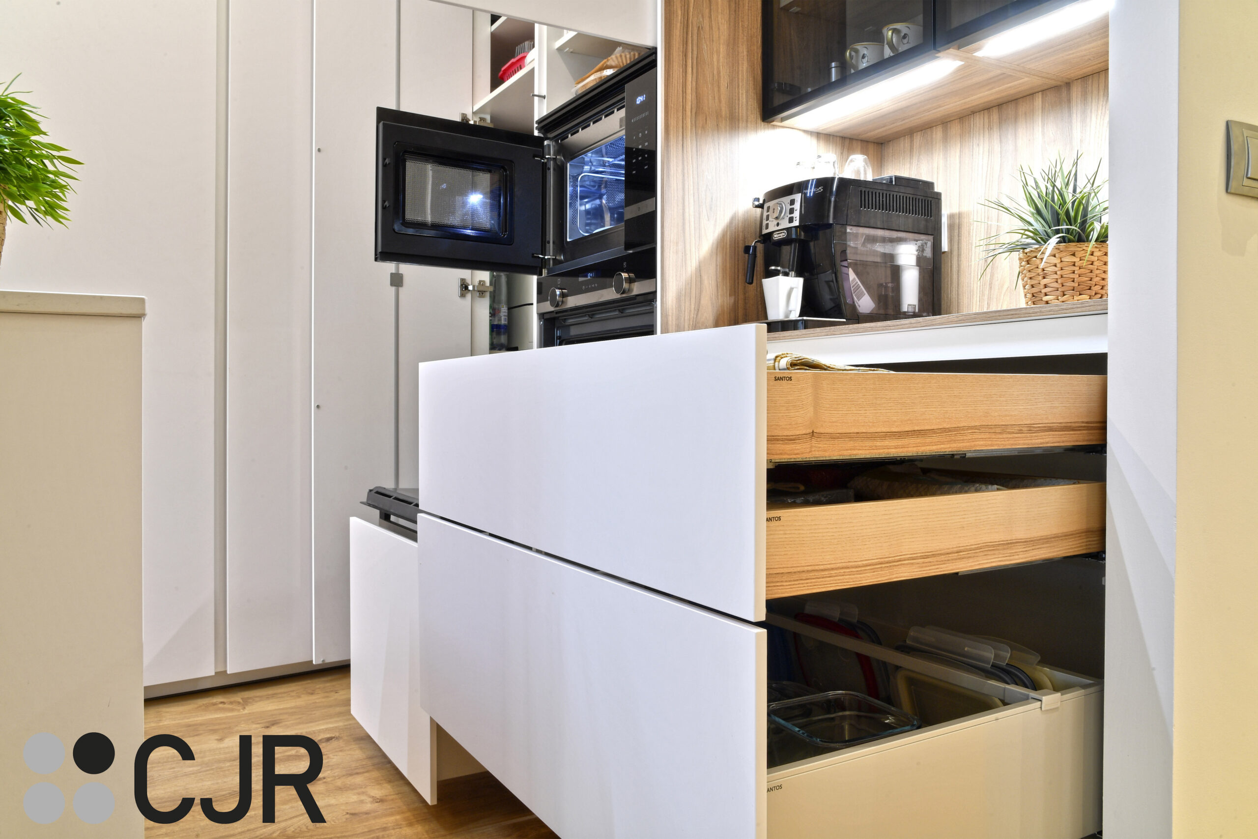 muebles en madera en cocina blanca y madera abierta al salon con isla Cocinas CJR
