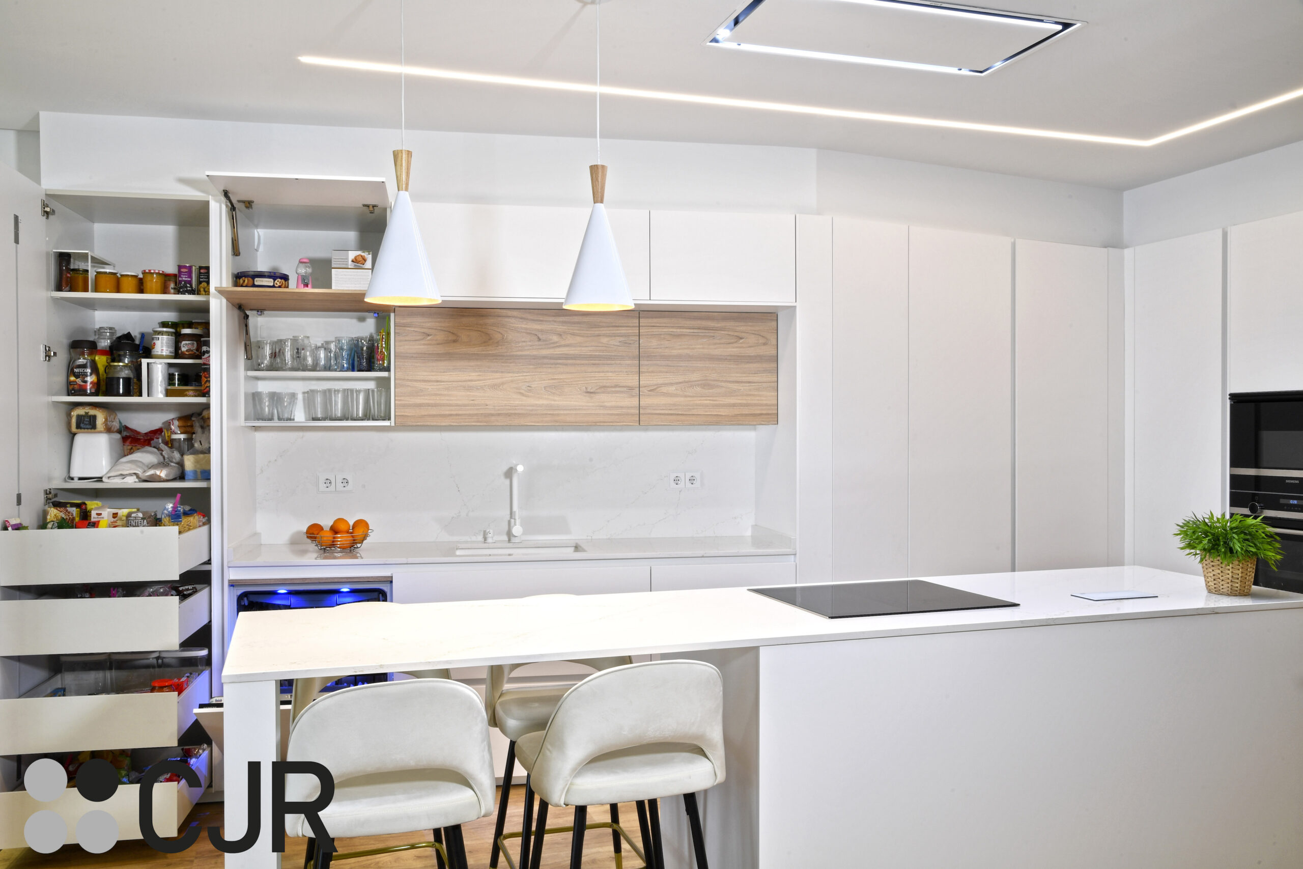 muebles en madera en cocina blanca y madera abierta al salon con isla Cocinas CJR