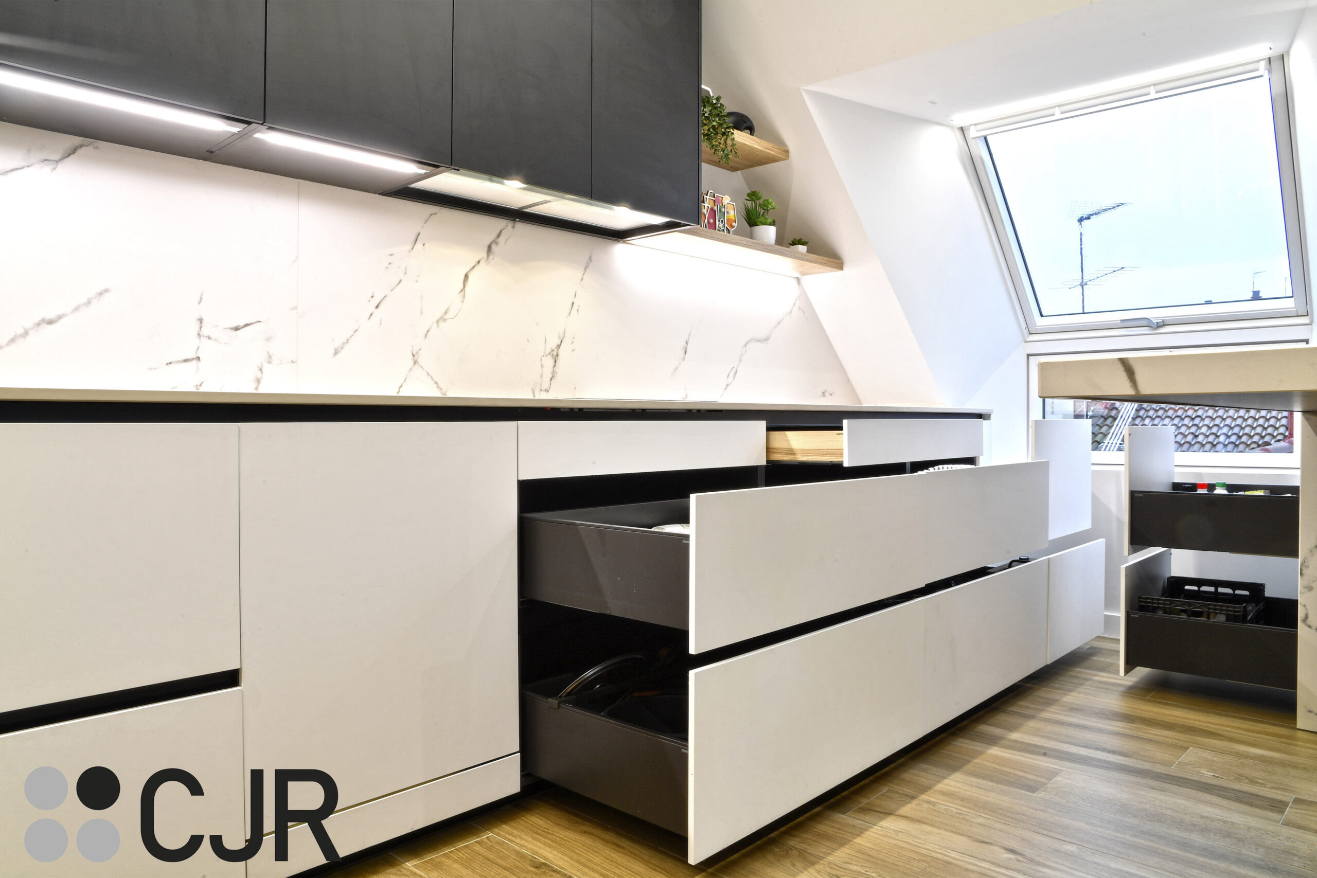 muebles grandes de Cocina blanca madera y negra con peninsula abierta Cocinas CJR