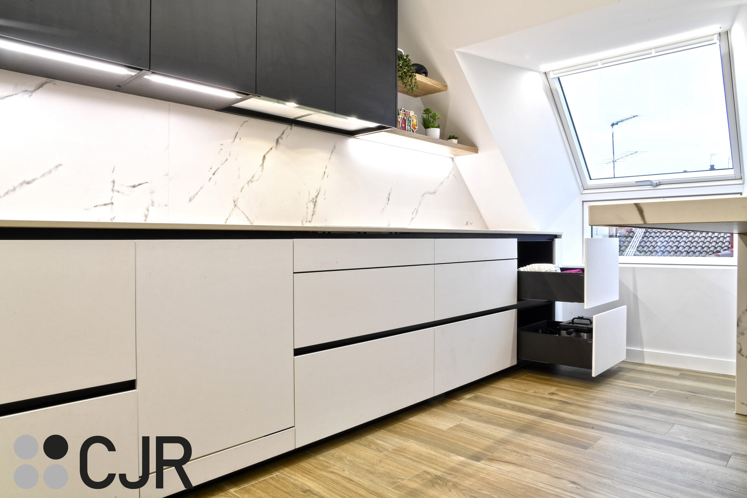 muebles para Cocina blanca madera y negra con peninsula abierta Cocinas CJR