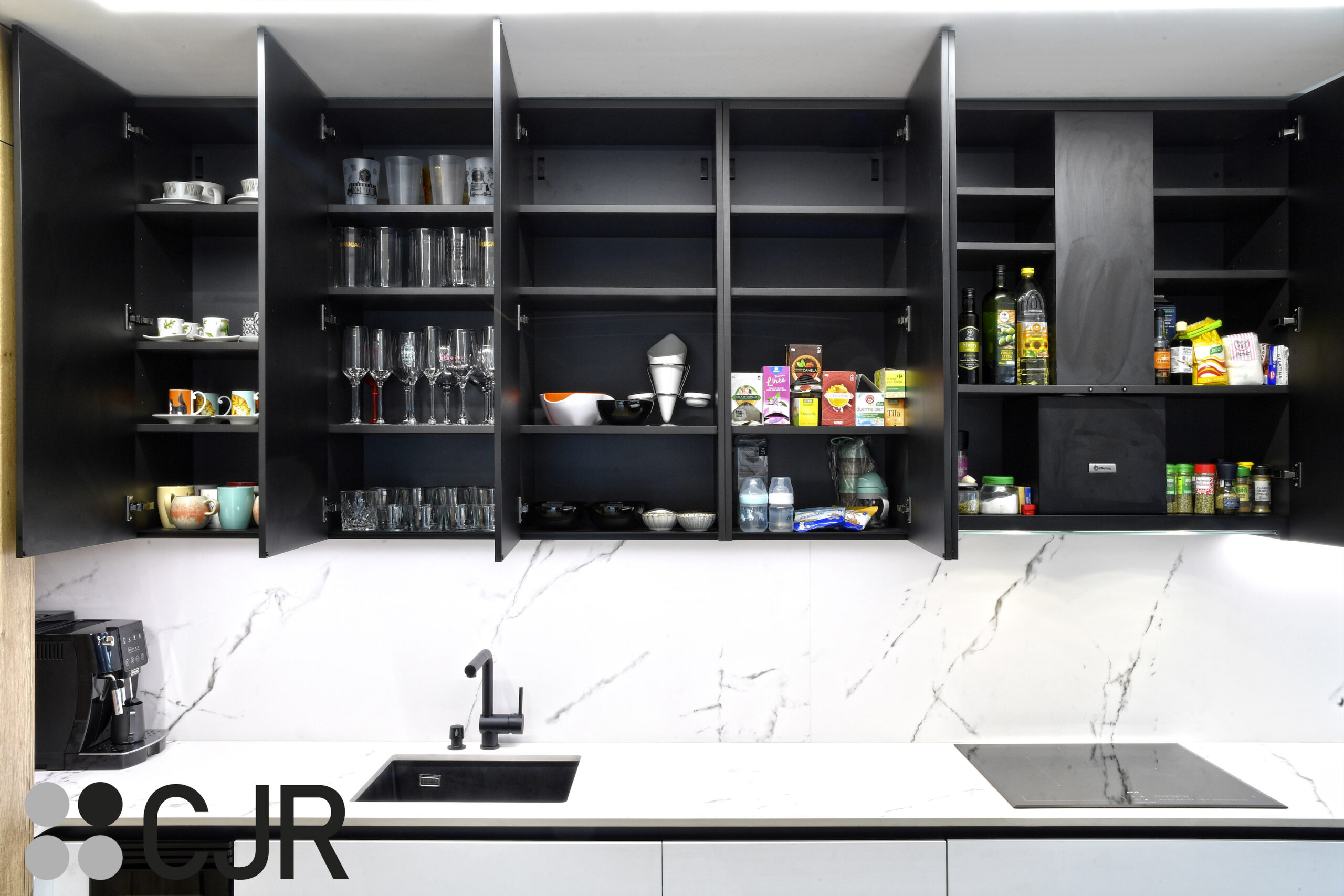 puertas de muebles altos de Cocina blanca madera y negra con peninsula abierta Cocinas CJR