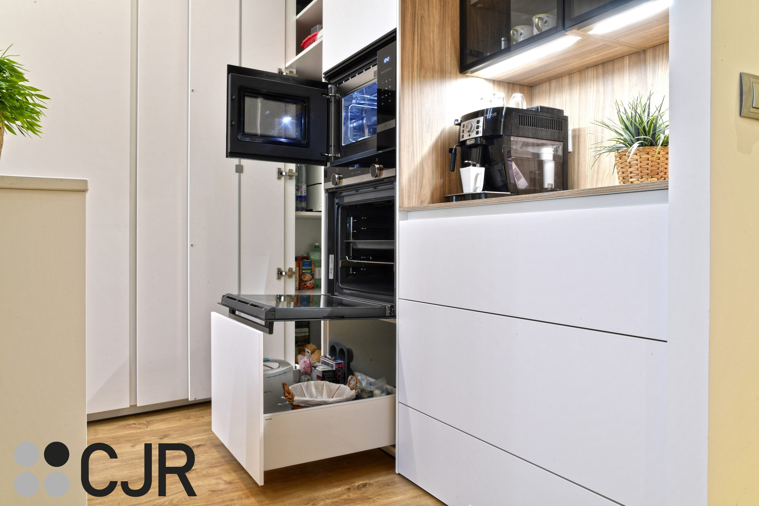 torre de horno y microondas cocina blanca y madera abierta al salon con isla Cocinas CJR