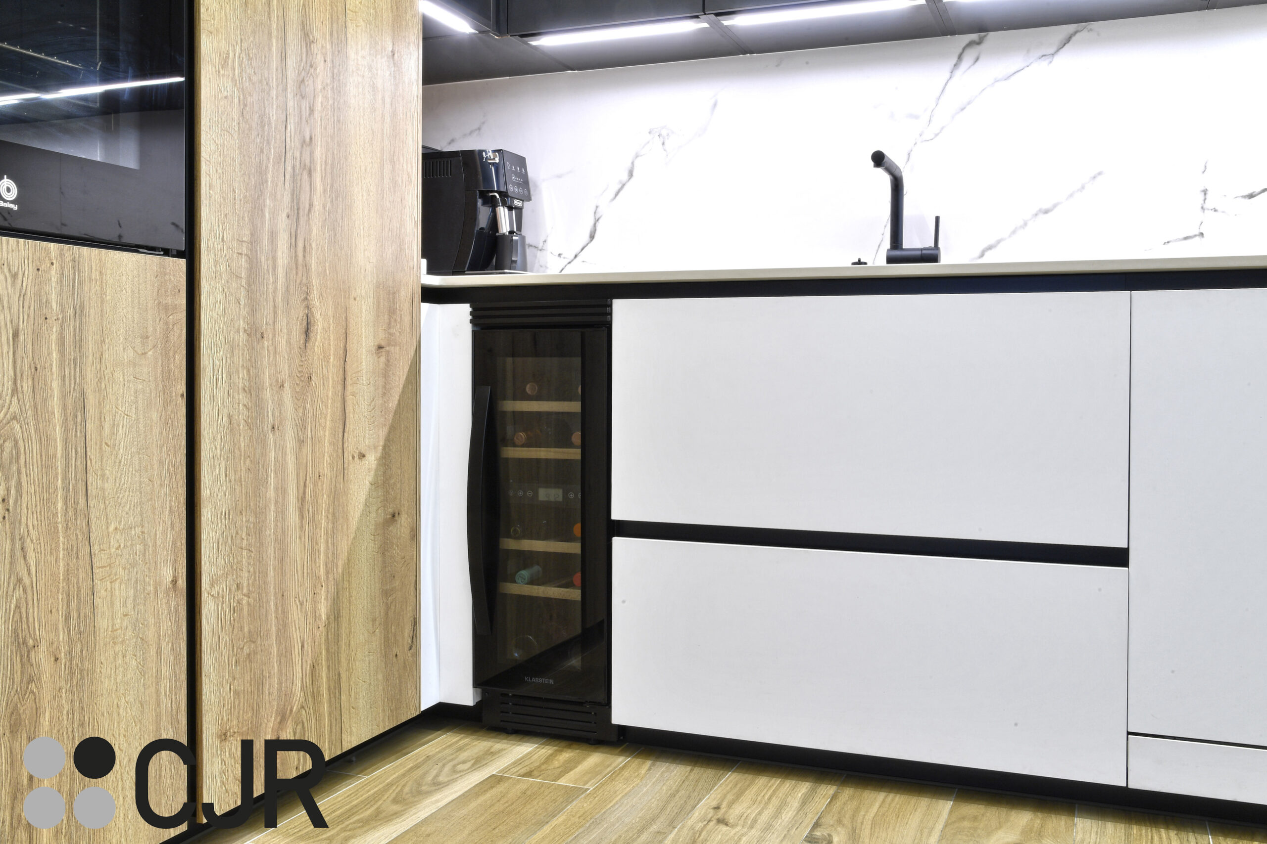 vinoteca en Cocina blanca madera y negra con peninsula abierta Cocinas CJR