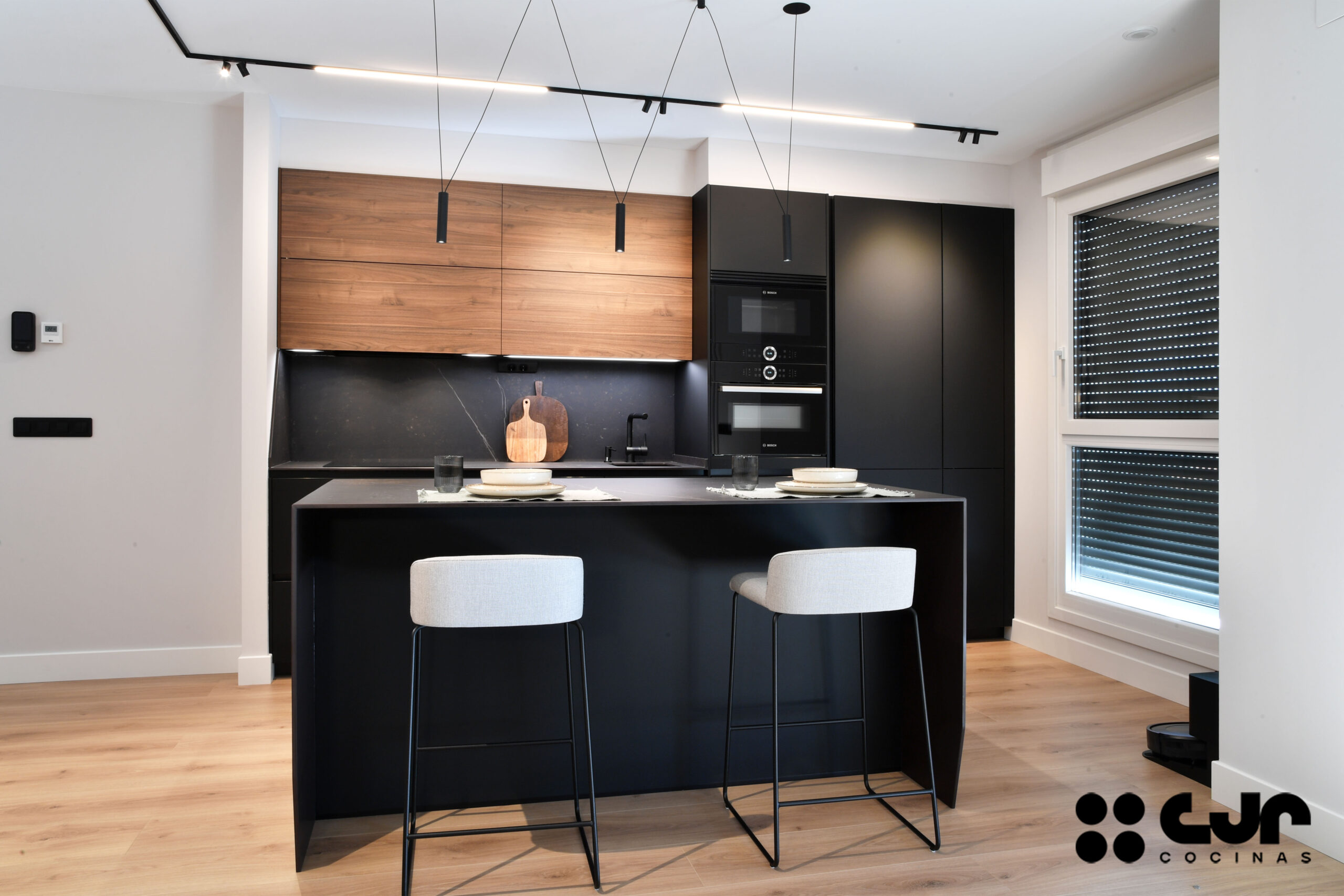 Cocina NEGRA y MADERA con ISLA Abierta Cocinas CJR