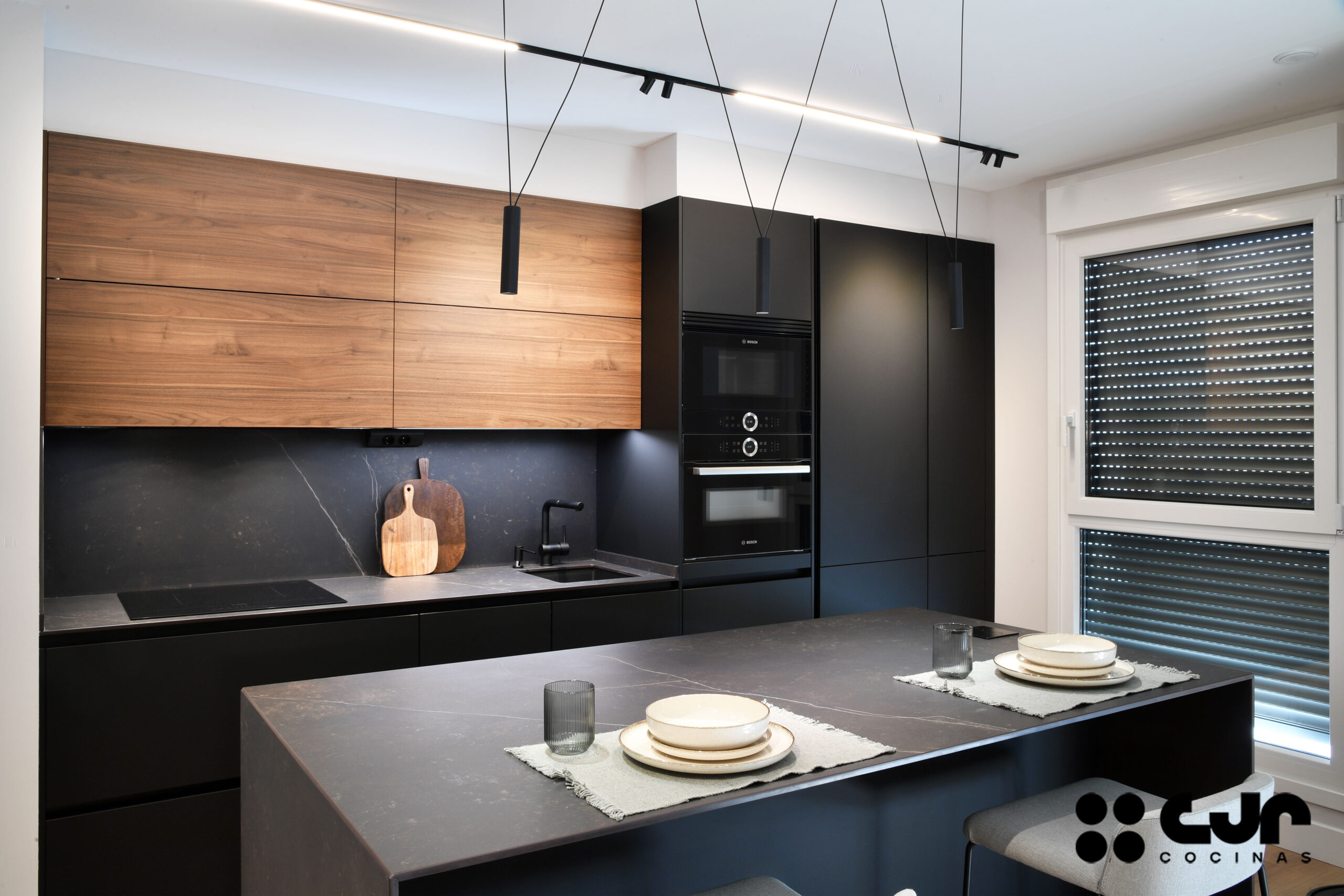 Cocina NEGRA y MADERA con ISLA Abierta Cocinas CJR