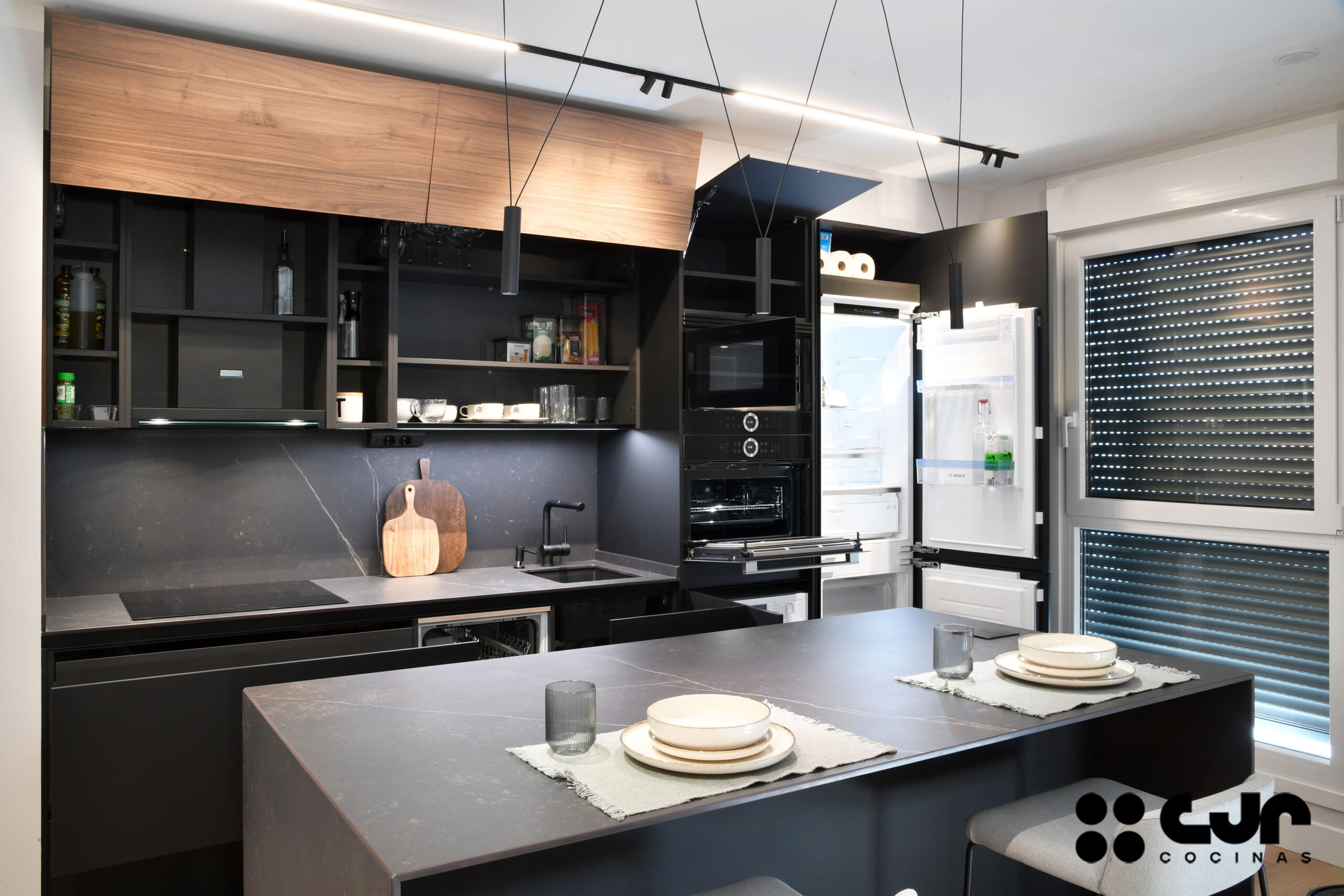 Cocina NEGRA y MADERA con ISLA Abierta Cocinas CJR