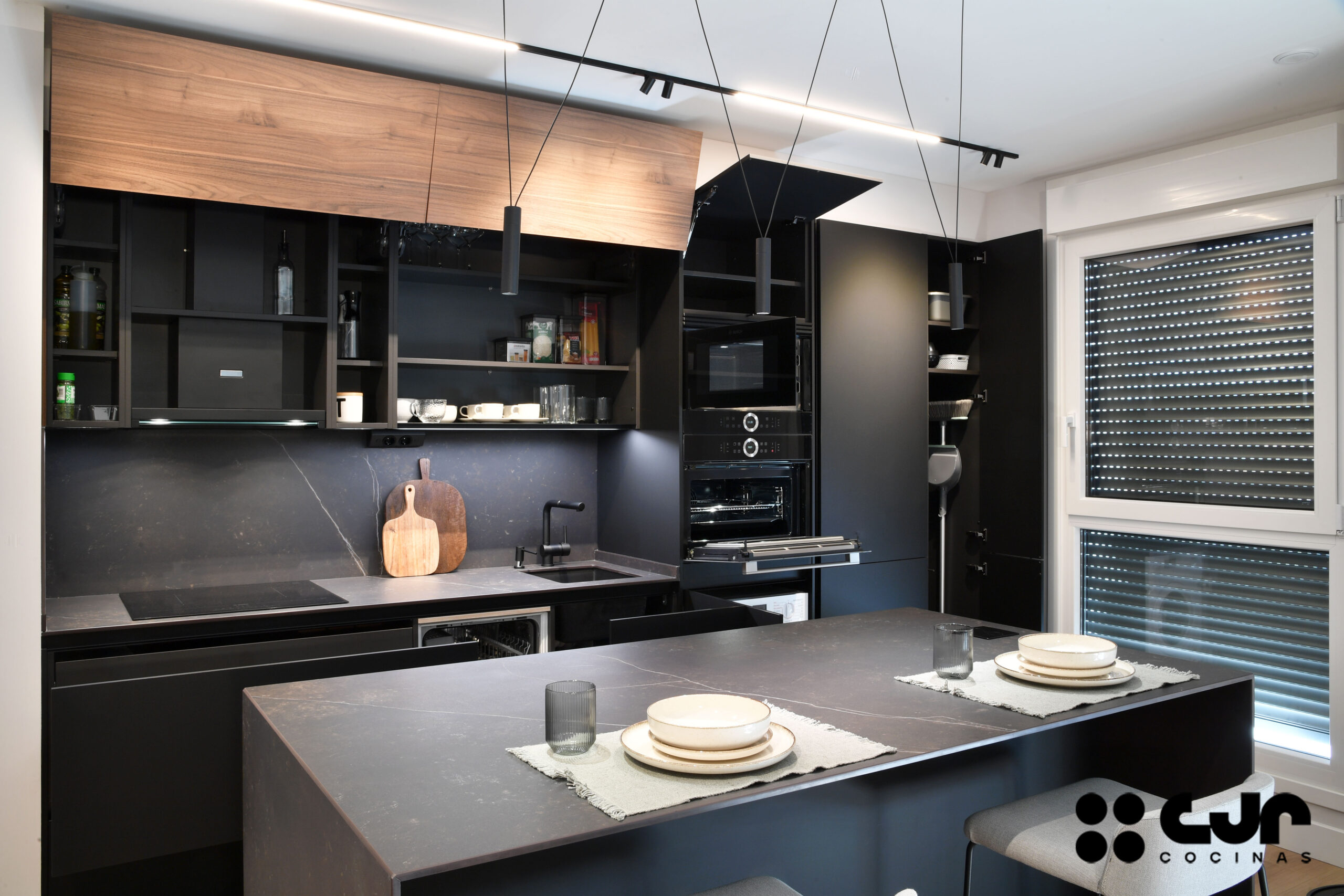 Cocina NEGRA y MADERA con ISLA Abierta Cocinas CJR