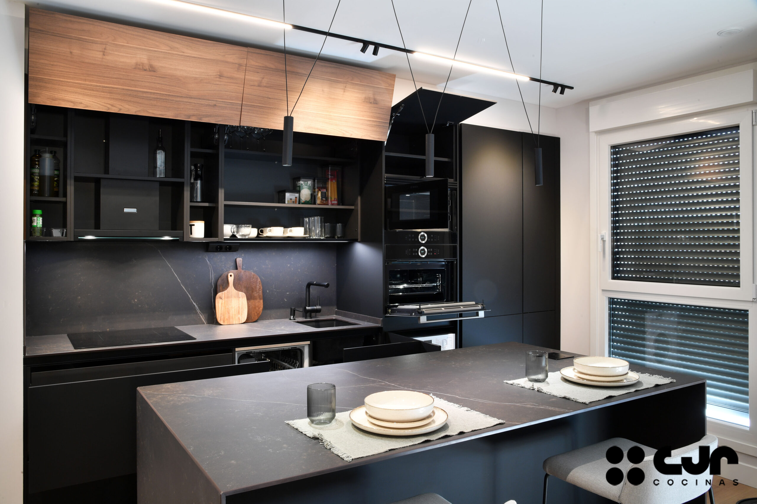 Cocina NEGRA y MADERA con ISLA Abierta Cocinas CJR