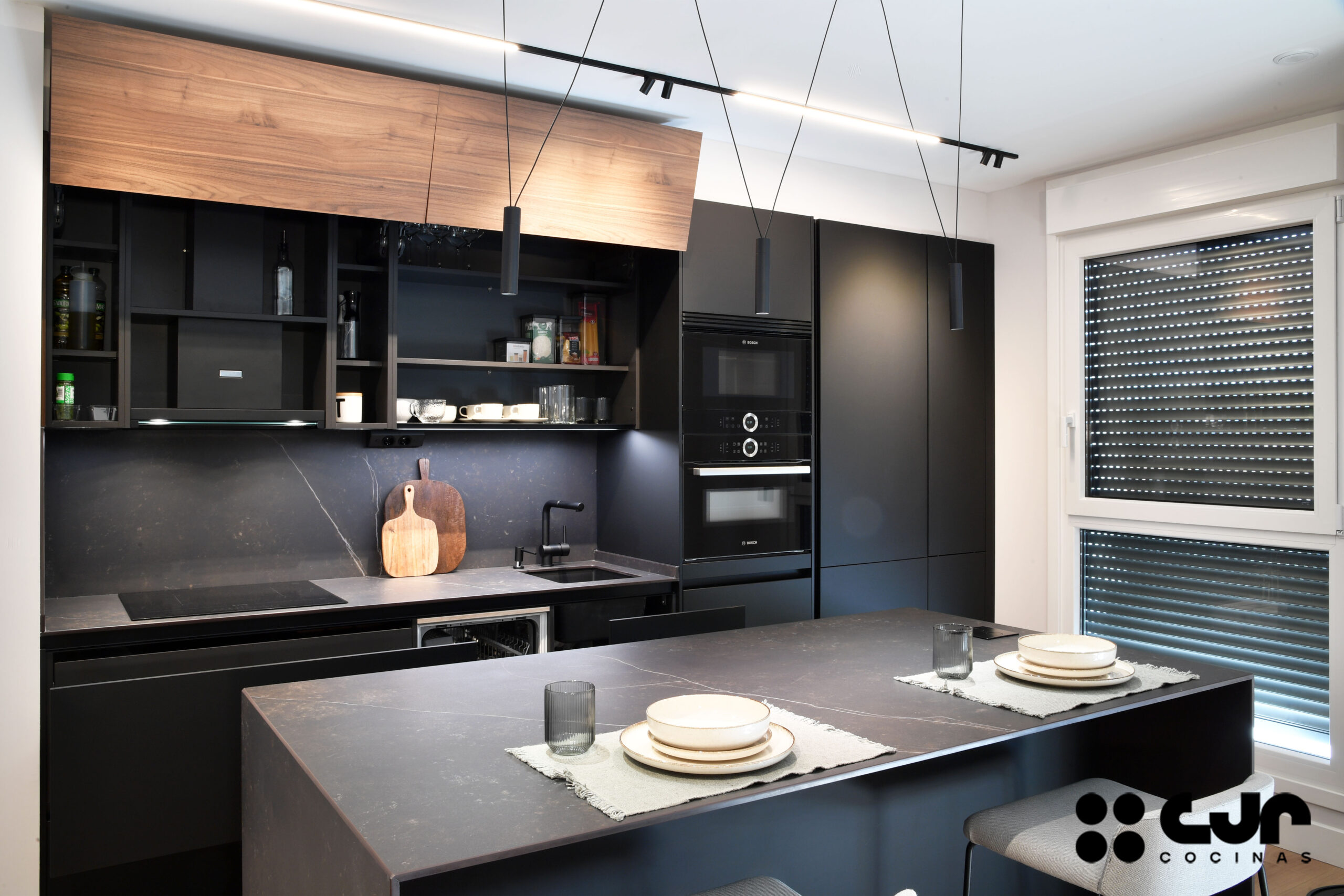Cocina NEGRA y MADERA con ISLA Abierta Cocinas CJR