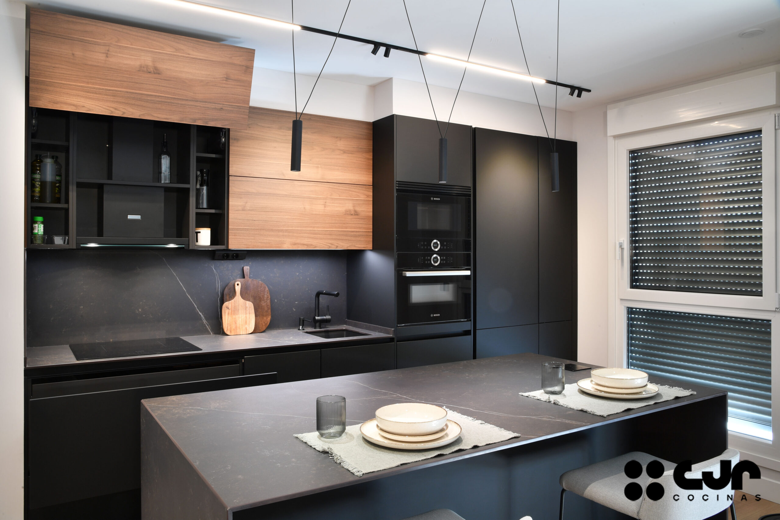 Cocina NEGRA y MADERA con ISLA Abierta Cocinas CJR