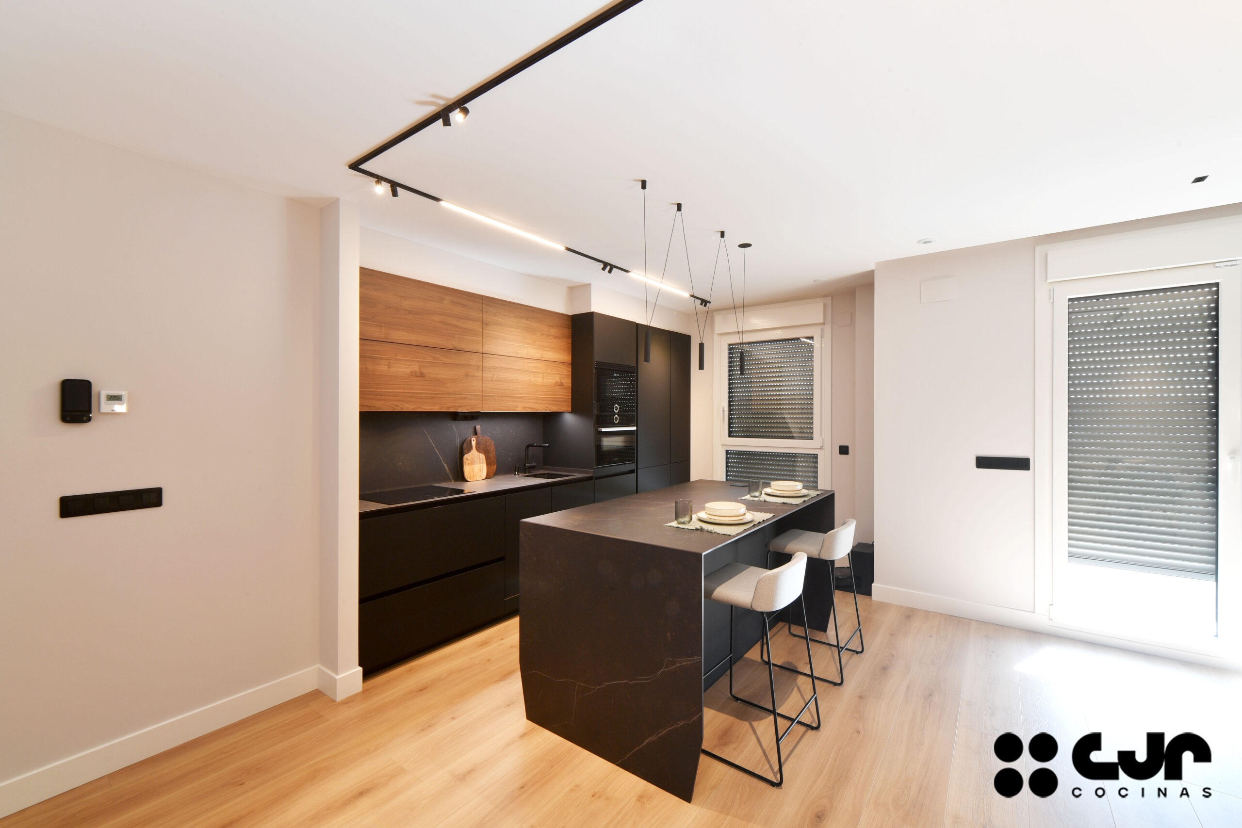Cocina NEGRA y MADERA con ISLA Abierta Cocinas CJR