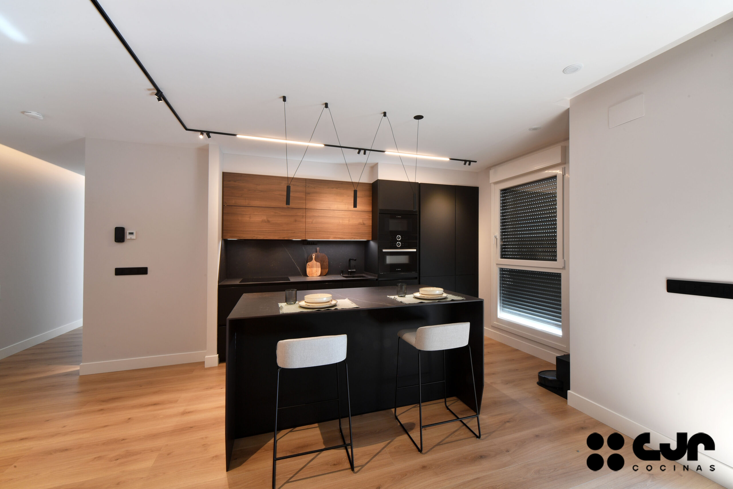 Cocina NEGRA y MADERA con ISLA Abierta Cocinas CJR