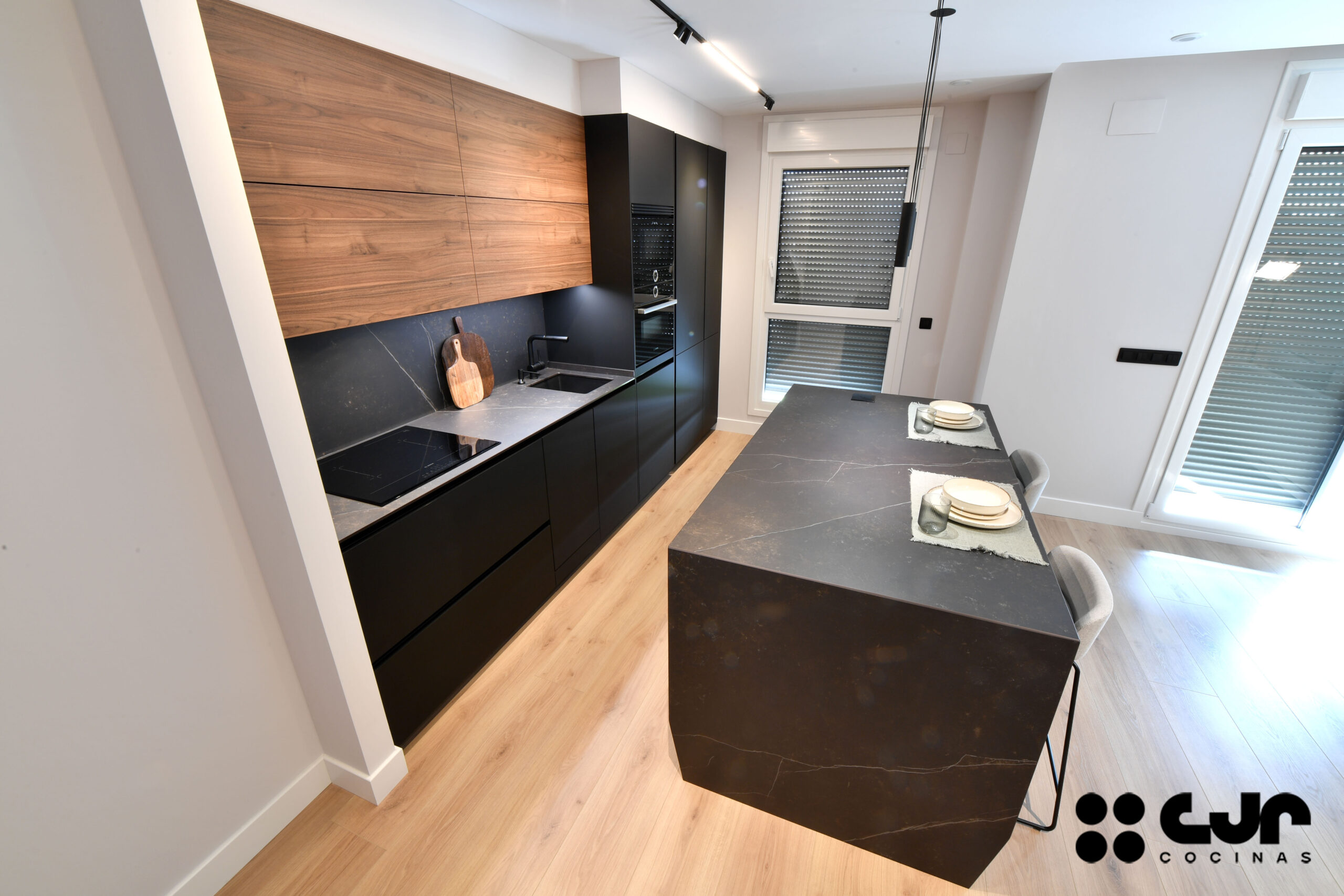 Cocina NEGRA y MADERA con ISLA Abierta Cocinas CJR