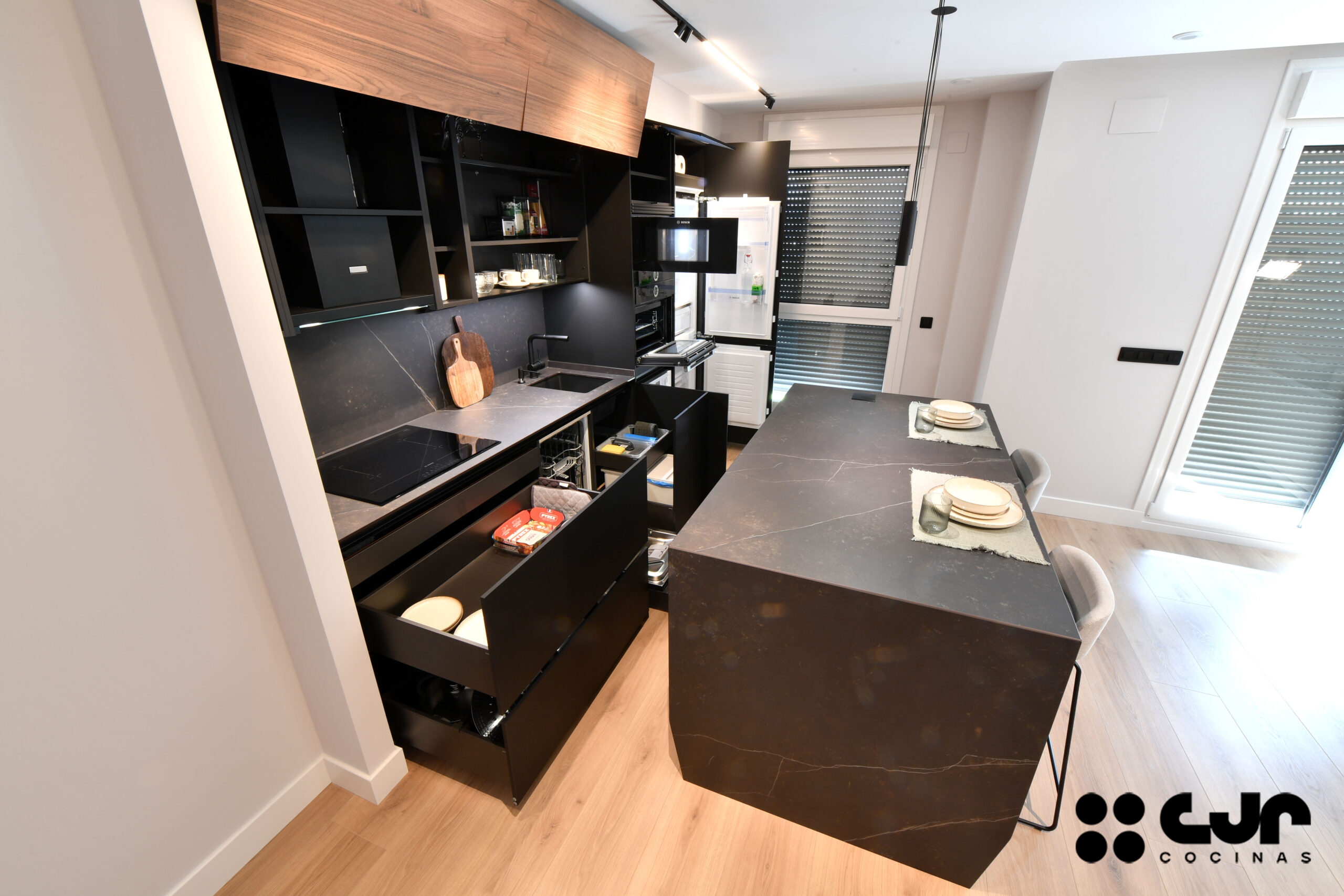 Cocina NEGRA y MADERA con ISLA Abierta Cocinas CJR