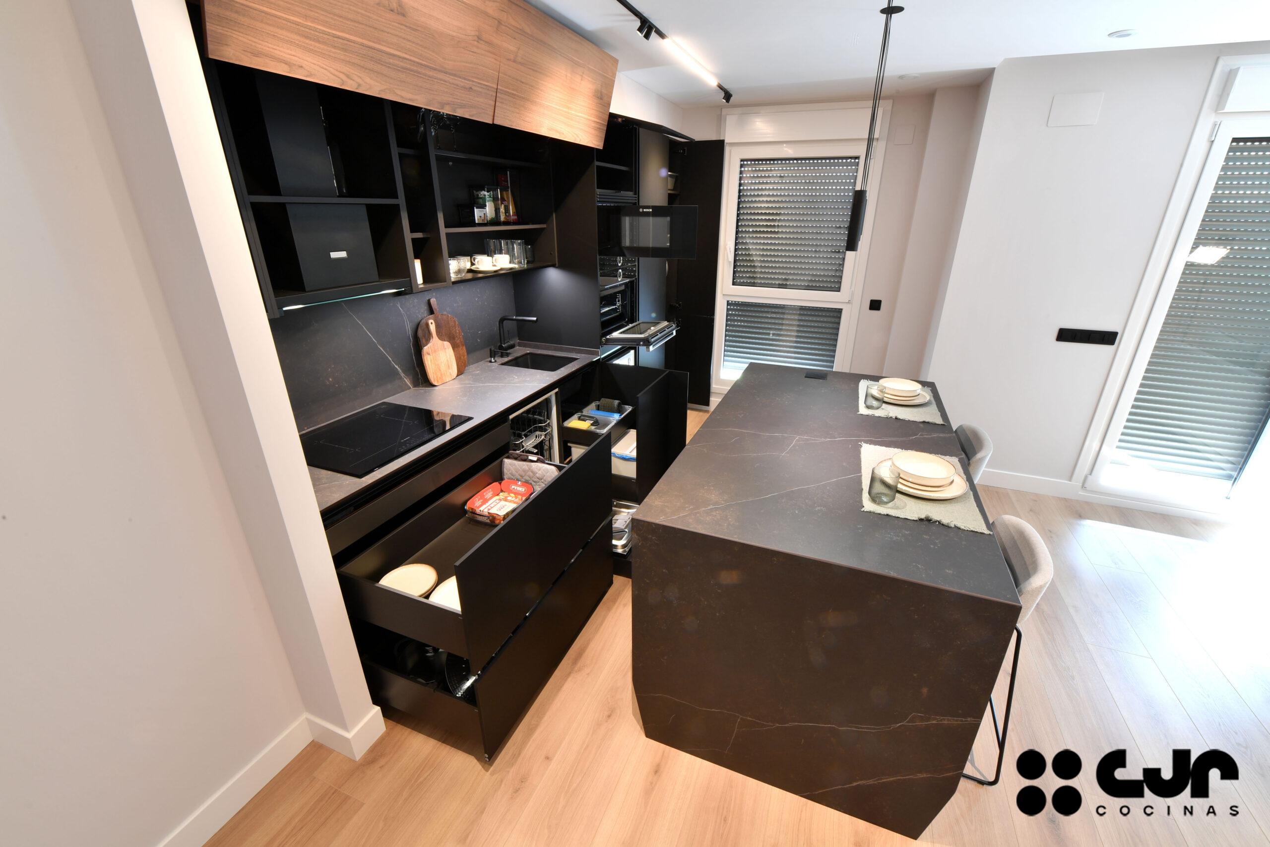 Cocina NEGRA y MADERA con ISLA Abierta Cocinas CJR