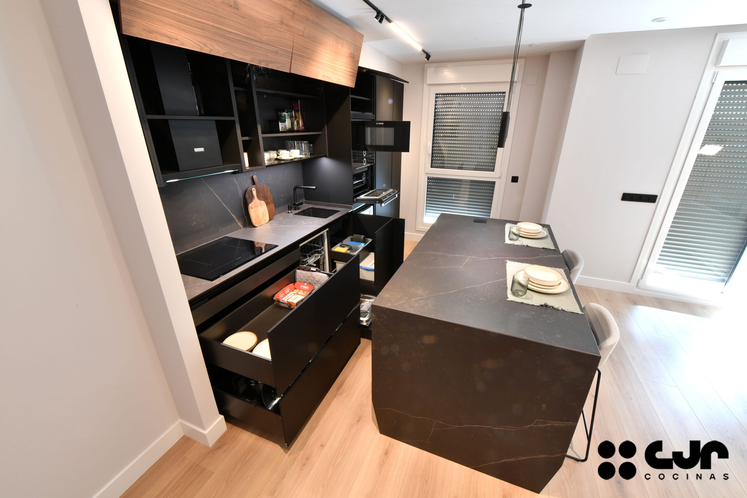 Cocina NEGRA y MADERA con ISLA Abierta Cocinas CJR