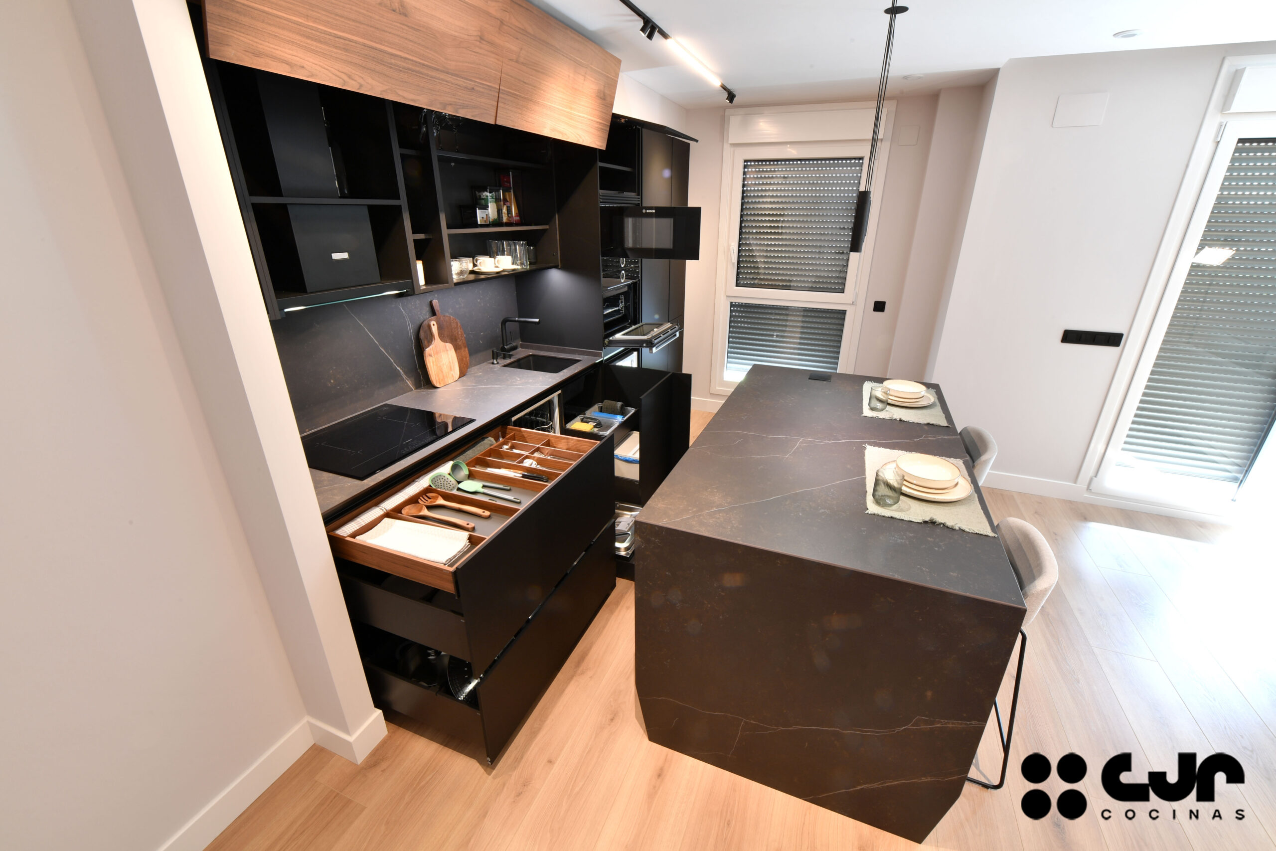 Cocina NEGRA y MADERA con ISLA Abierta Cocinas CJR