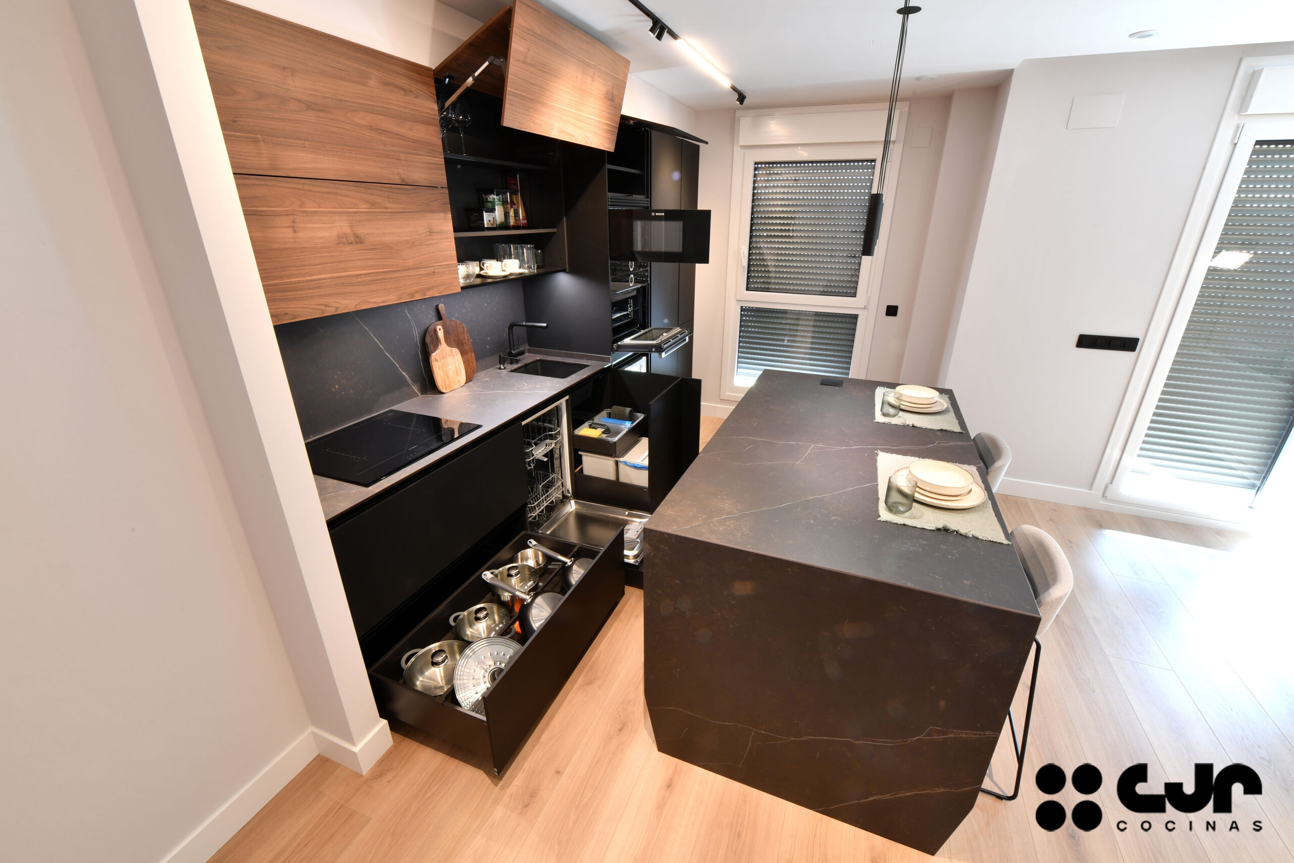 Cocina NEGRA y MADERA con ISLA Abierta Cocinas CJR