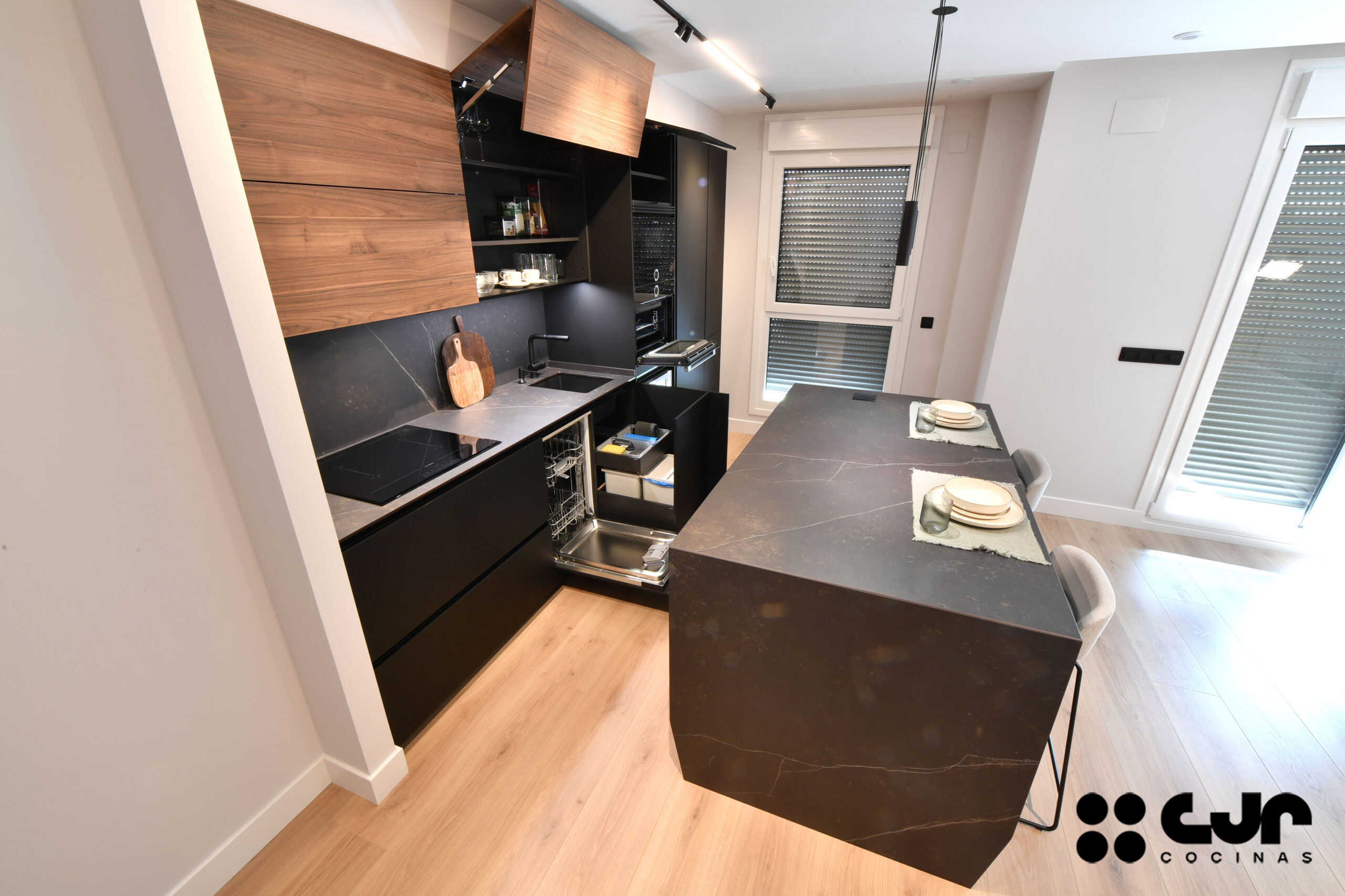 Cocina NEGRA y MADERA con ISLA Abierta Cocinas CJR