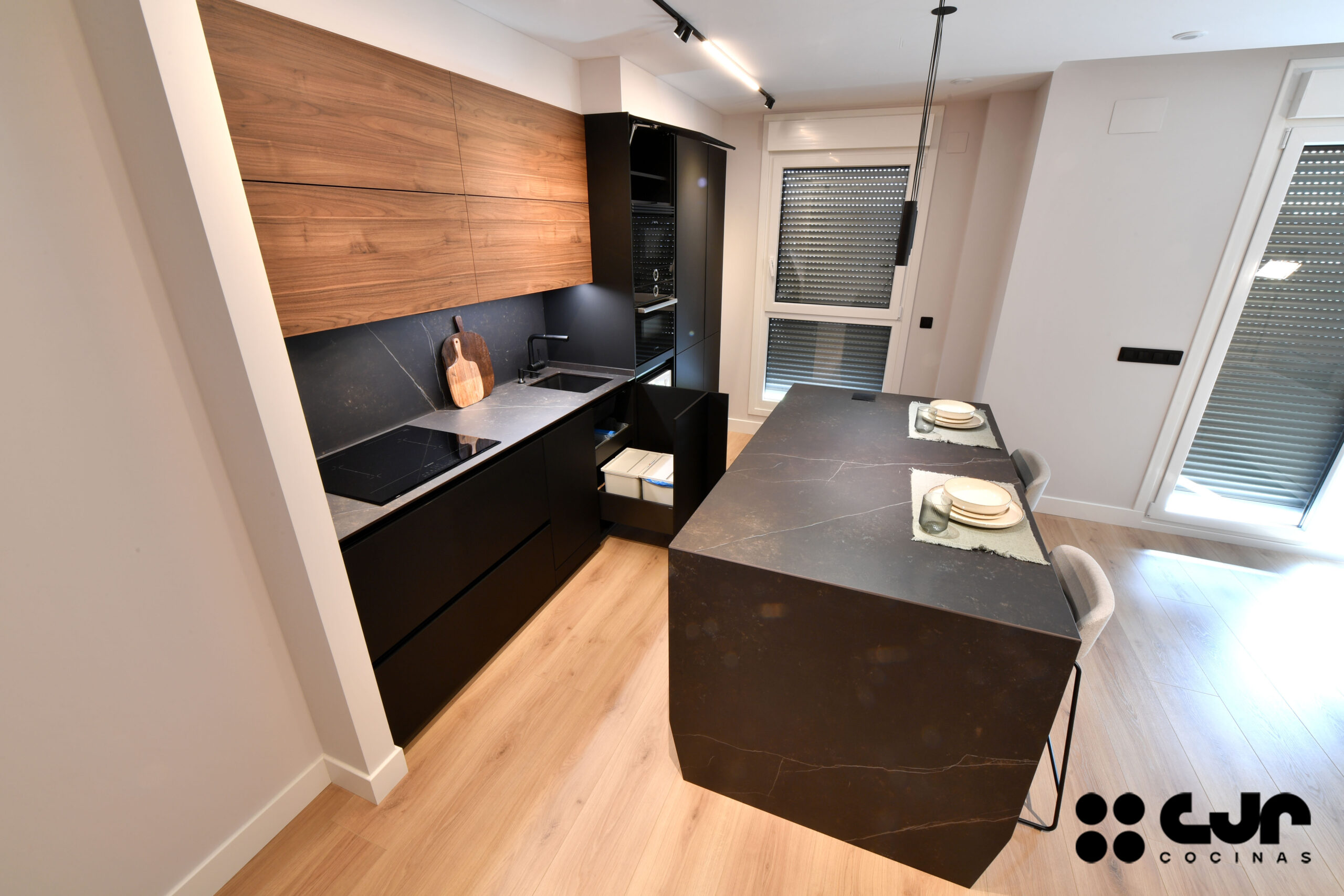 Cocina NEGRA y MADERA con ISLA Abierta Cocinas CJR