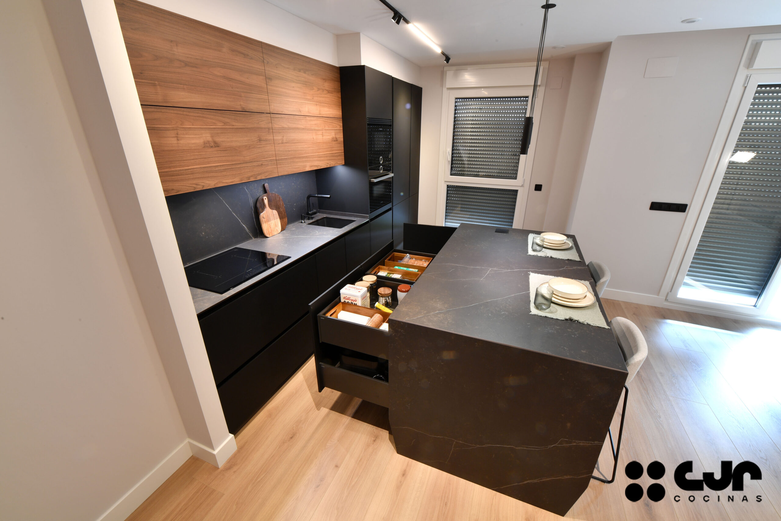 Cocina NEGRA y MADERA con ISLA Abierta Cocinas CJR