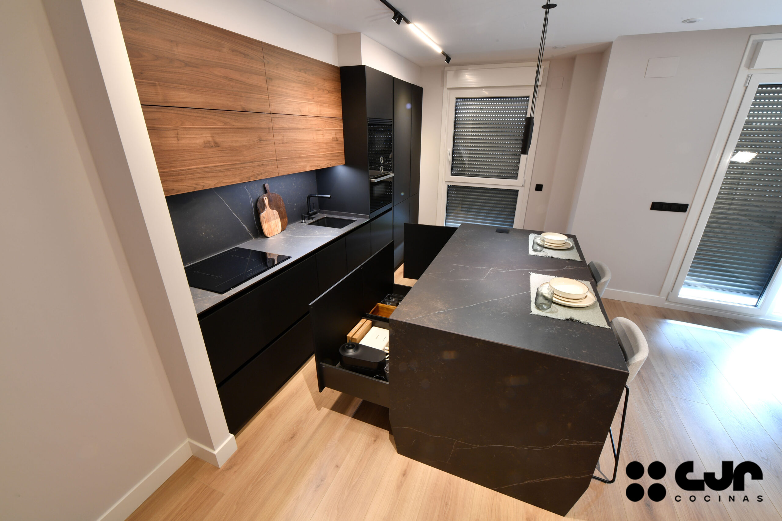 Cocina NEGRA y MADERA con ISLA Abierta Cocinas CJR
