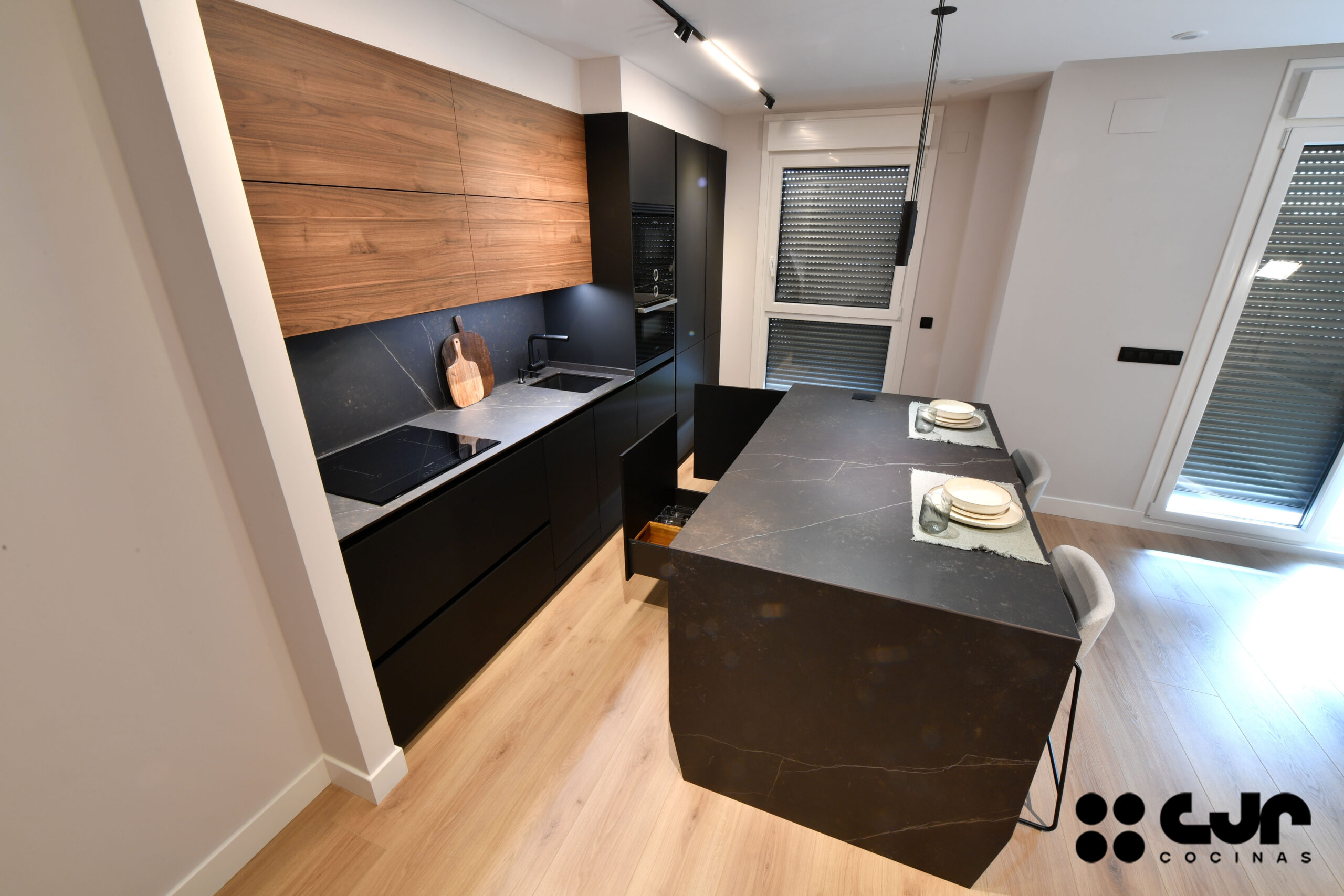 Cocina NEGRA y MADERA con ISLA Abierta Cocinas CJR