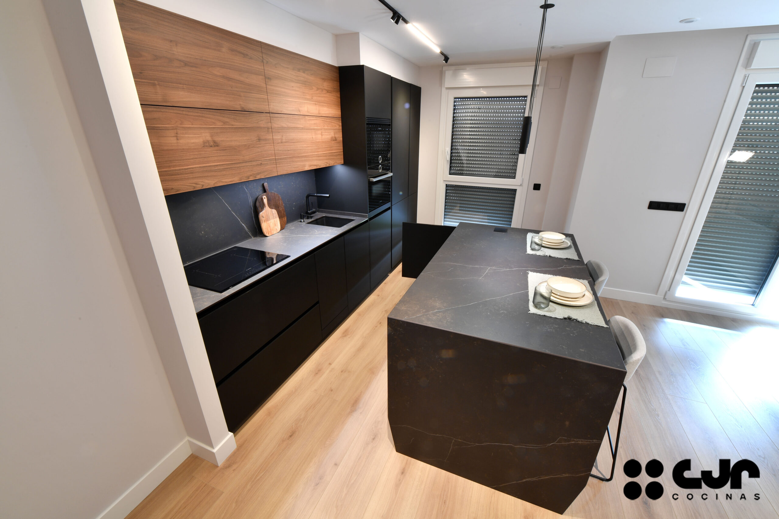 Cocina NEGRA y MADERA con ISLA Abierta Cocinas CJR