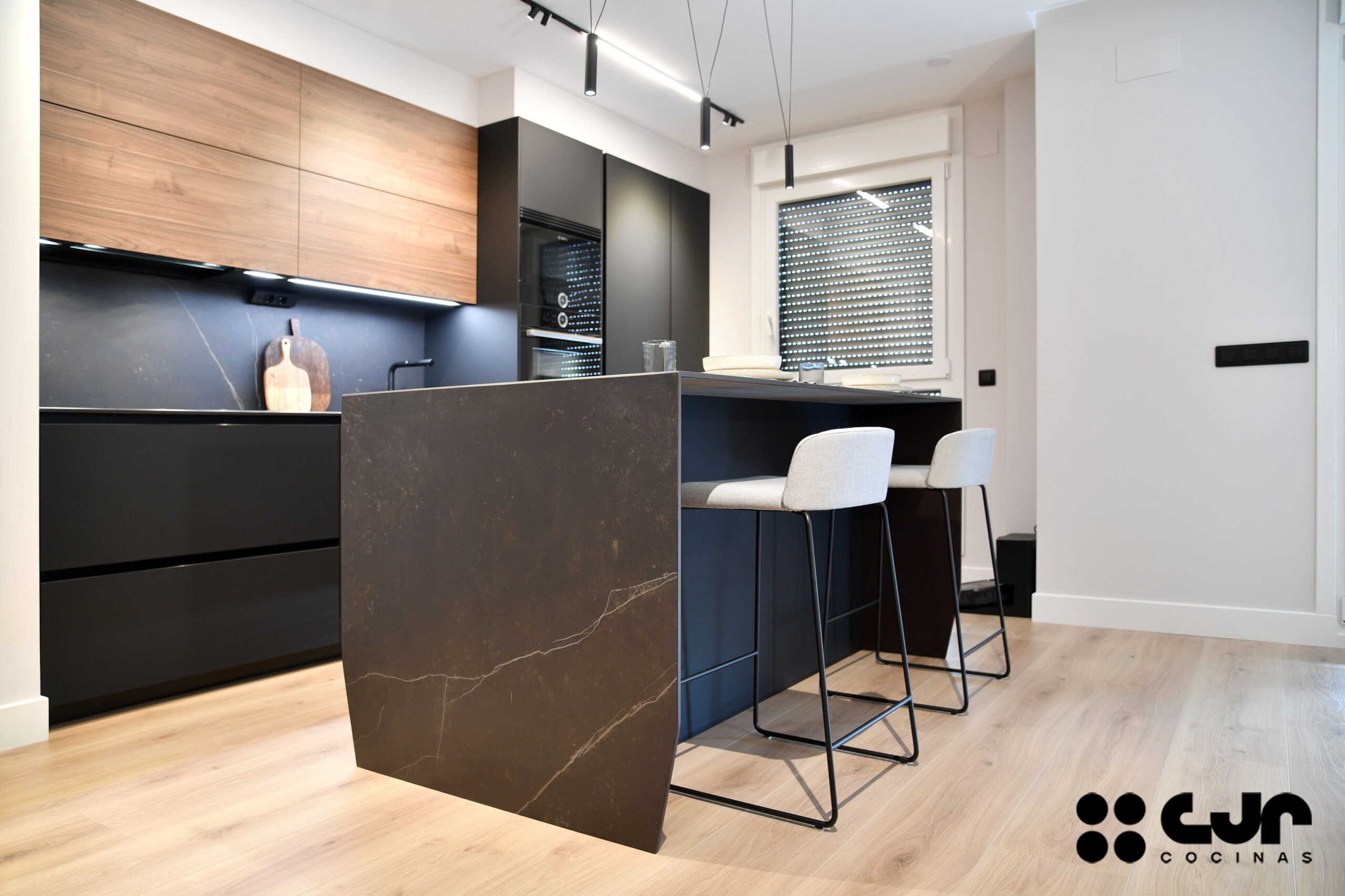 Cocina NEGRA y MADERA con ISLA Abierta Cocinas CJR