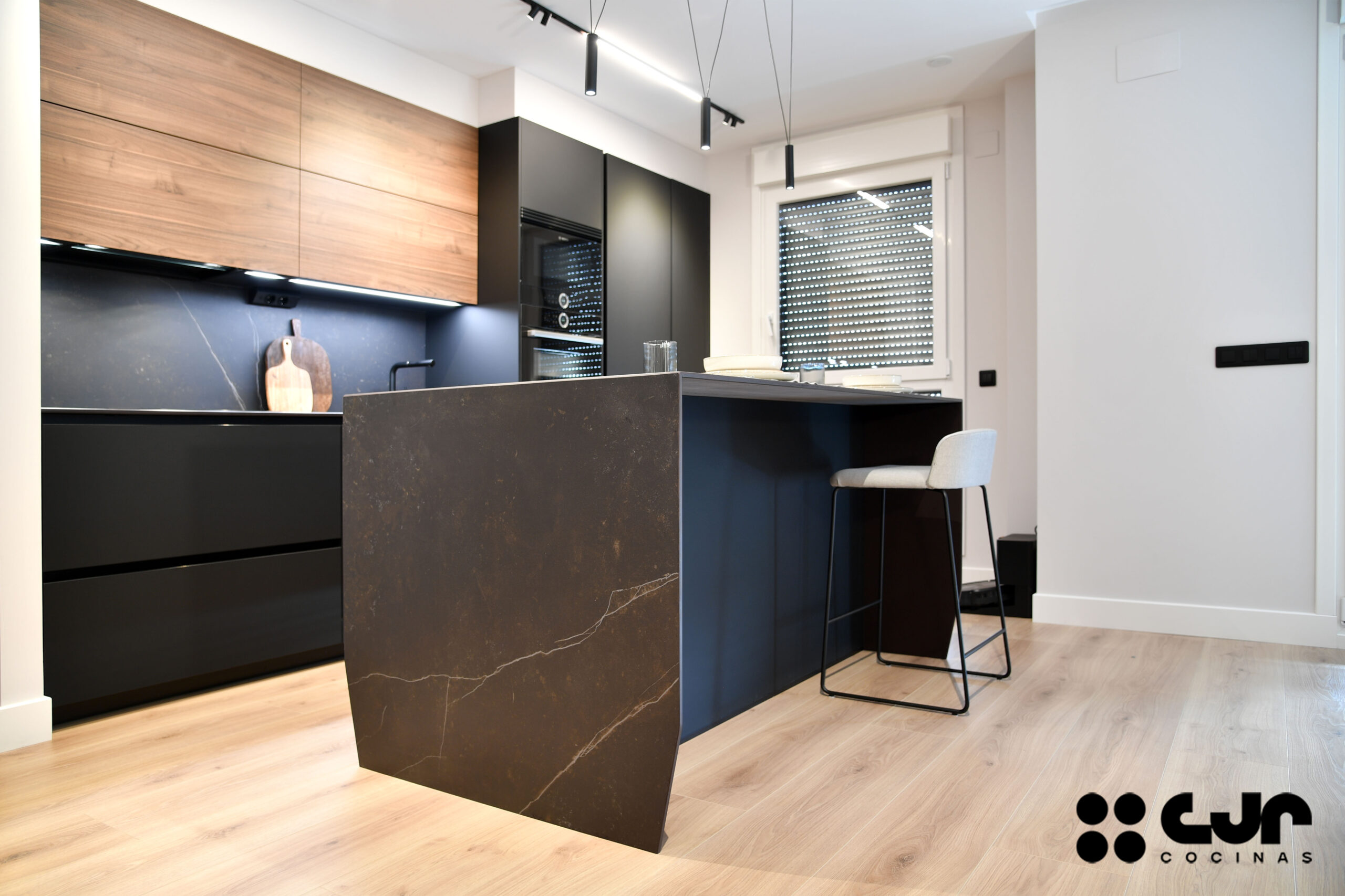 Cocina NEGRA y MADERA con ISLA Abierta Cocinas CJR