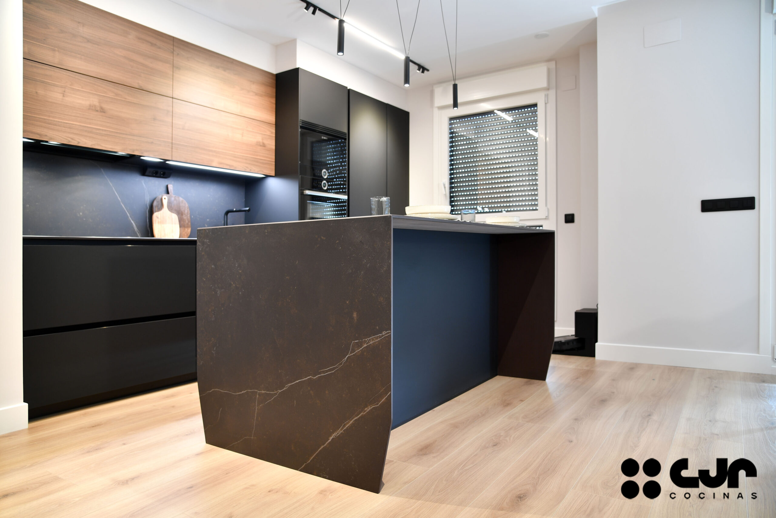 Cocina NEGRA y MADERA con ISLA Abierta Cocinas CJR
