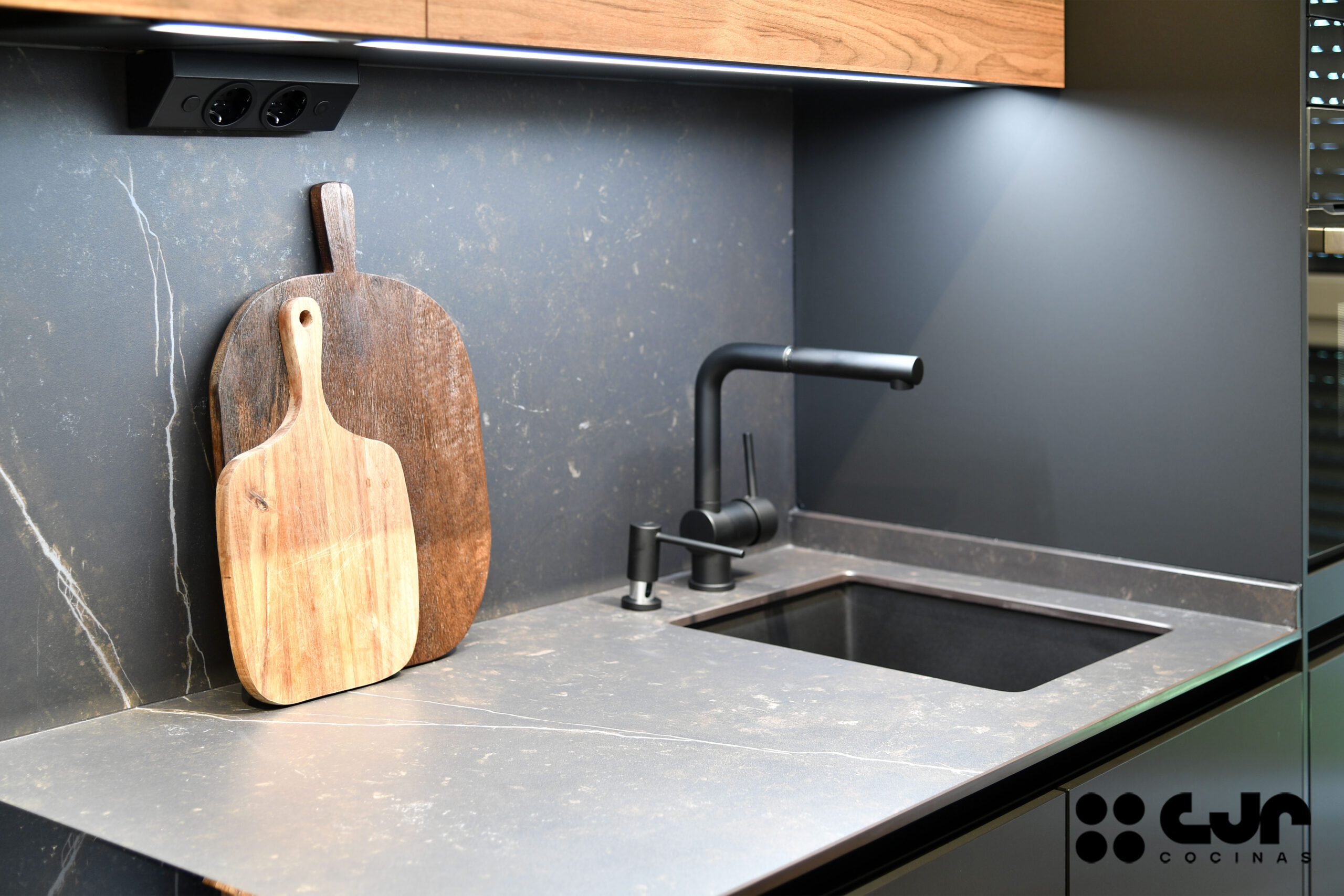 Cocina NEGRA y MADERA con ISLA Abierta Cocinas CJR
