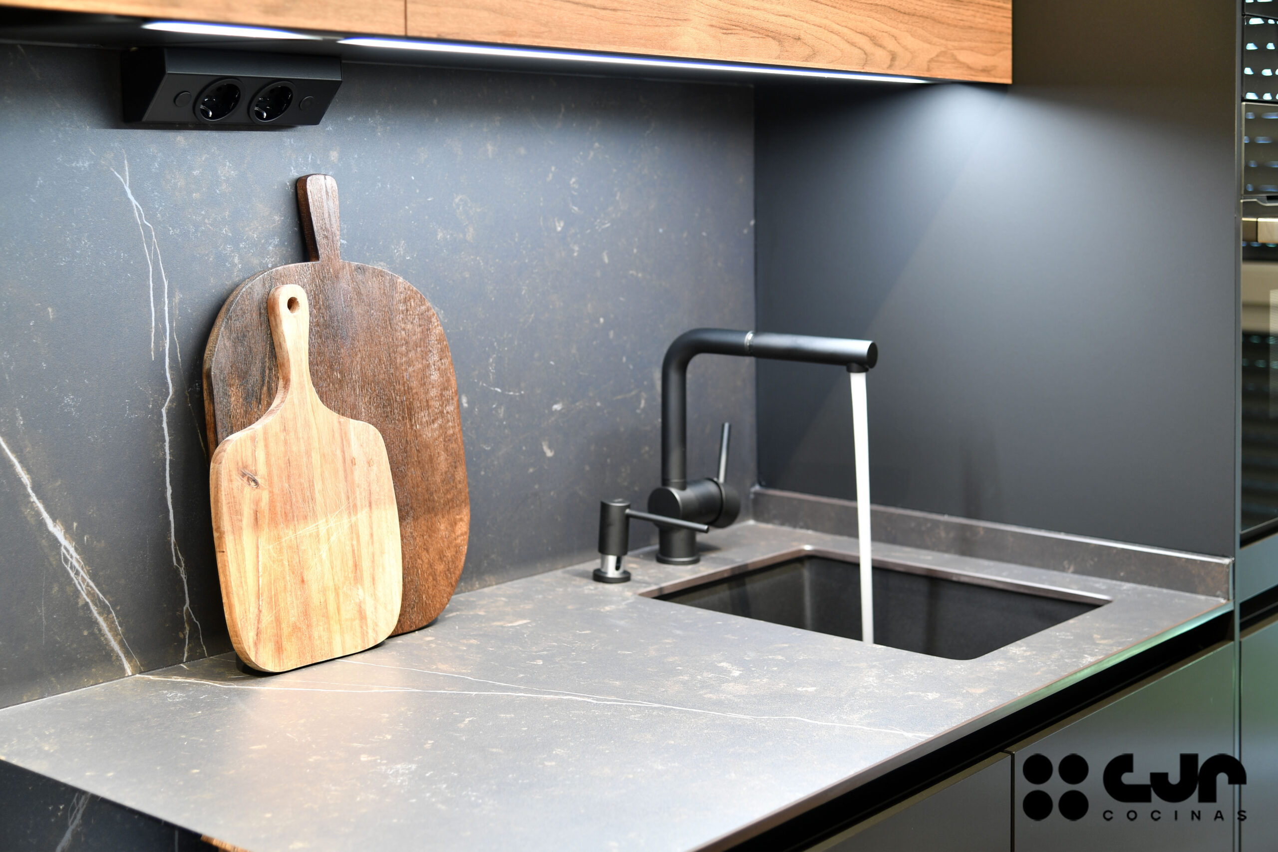 Cocina NEGRA y MADERA con ISLA Abierta Cocinas CJR