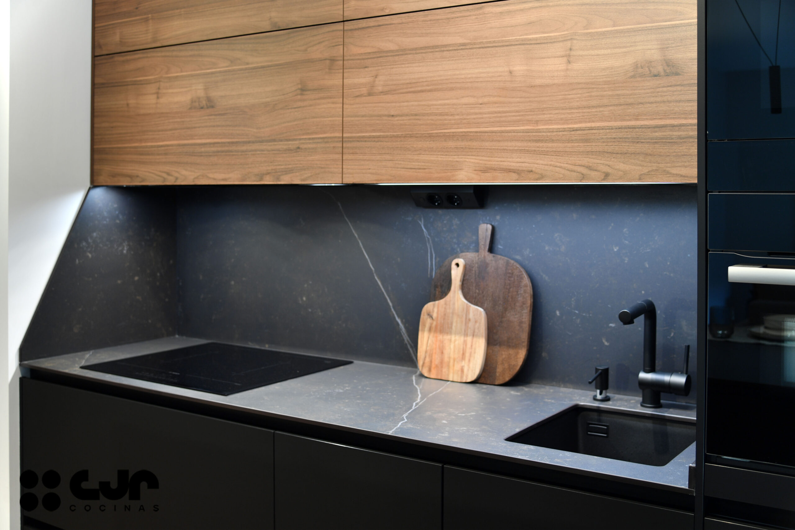 Cocina NEGRA y MADERA con ISLA Abierta Cocinas CJR