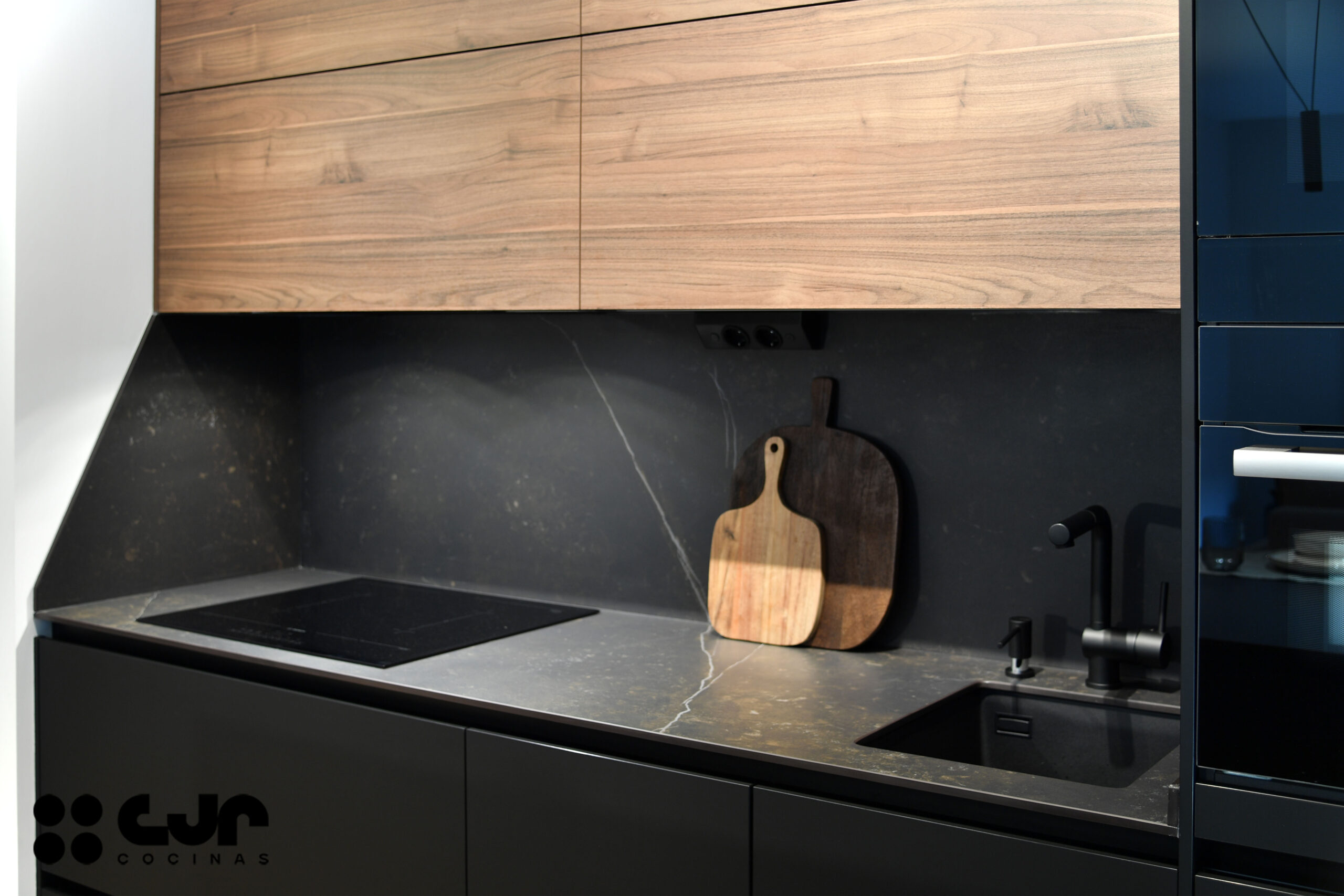 Cocina NEGRA y MADERA con ISLA Abierta Cocinas CJR
