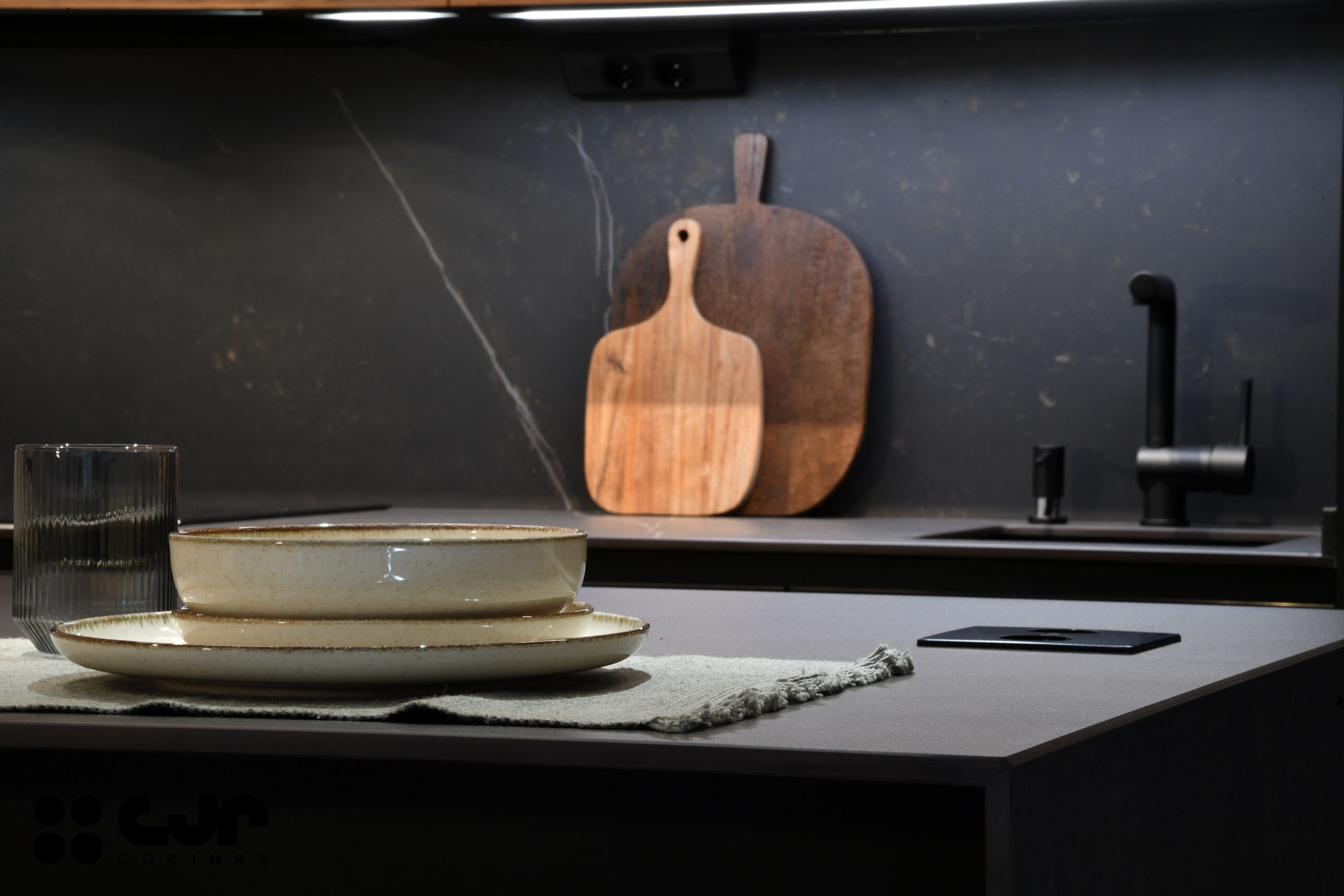 Cocina NEGRA y MADERA con ISLA Abierta Cocinas CJR