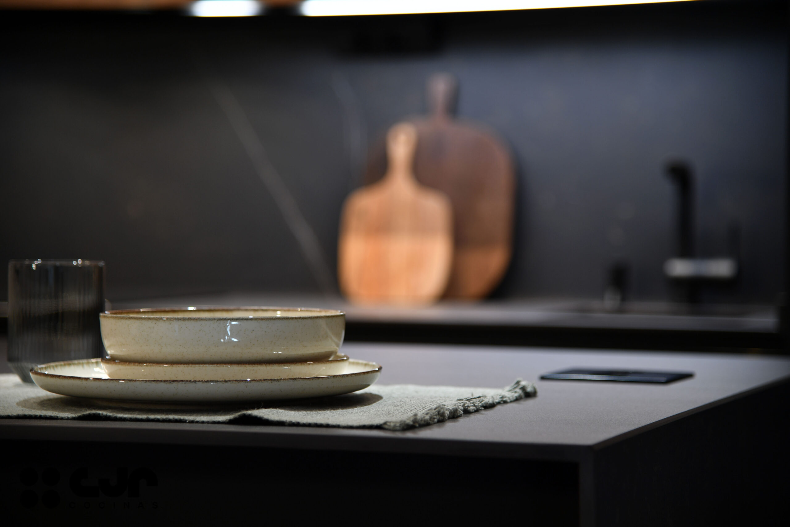 Cocina NEGRA y MADERA con ISLA Abierta Cocinas CJR