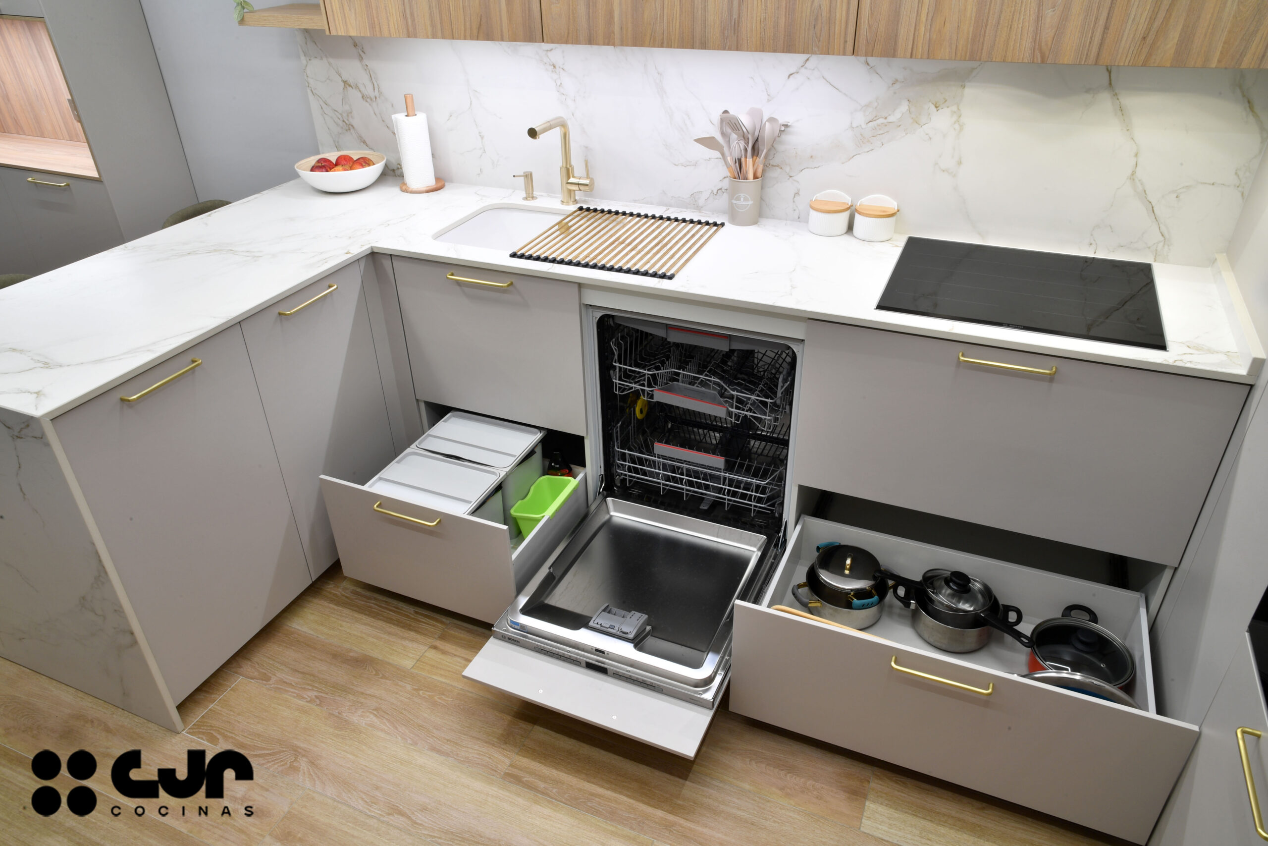 Cocina cashmere y madera en L con peninsula cocinas cjr