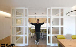 Cocina madera y cashmere con ISLA SEMIABIERTA Cocinas CJR
