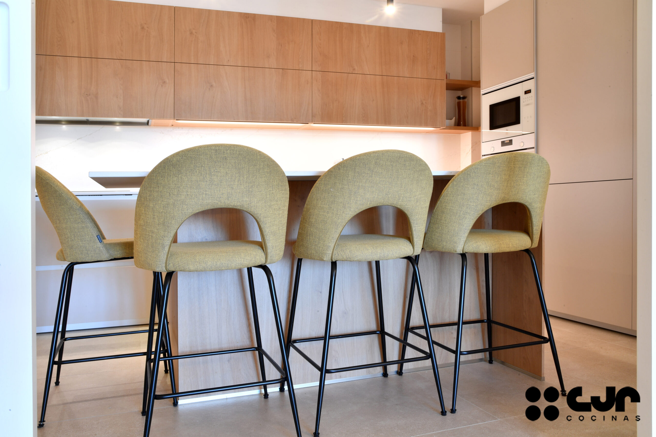 Cocina madera y cashmere con ISLA SEMIABIERTA Cocinas CJR