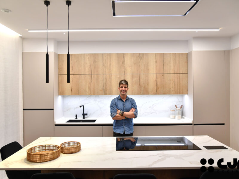 Cocina moderna abierta al salon con isla y barra Cocinas CJR
