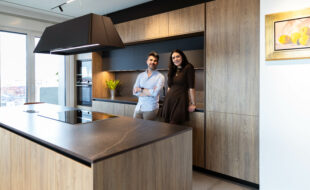 Cocinas elegantes DE REVISTA con isla VITRINAS y DESAYUNADOR Cocinas CJR