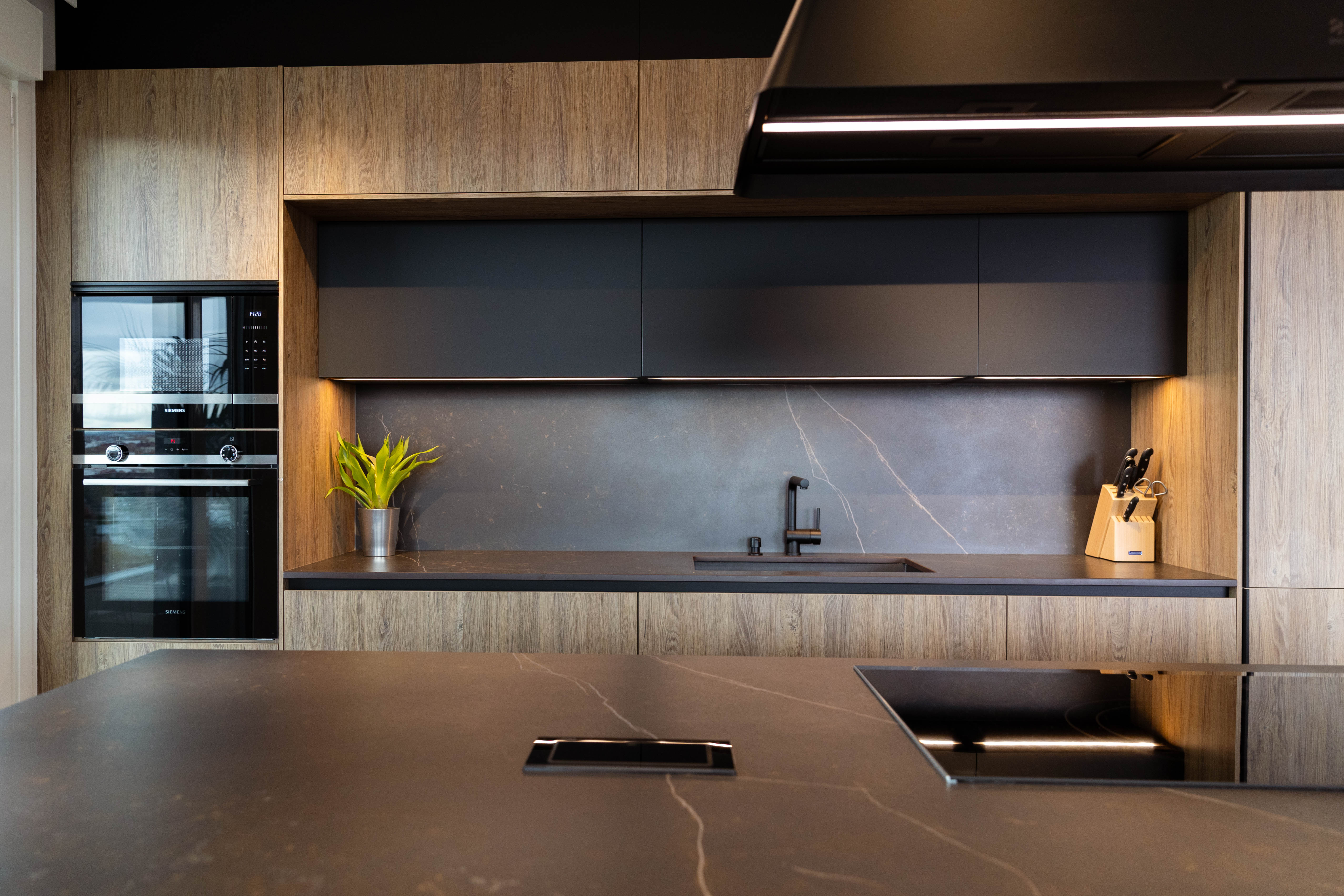 Cocina elegante de revista con isla vitrinas y desayunador Cocinas CJR