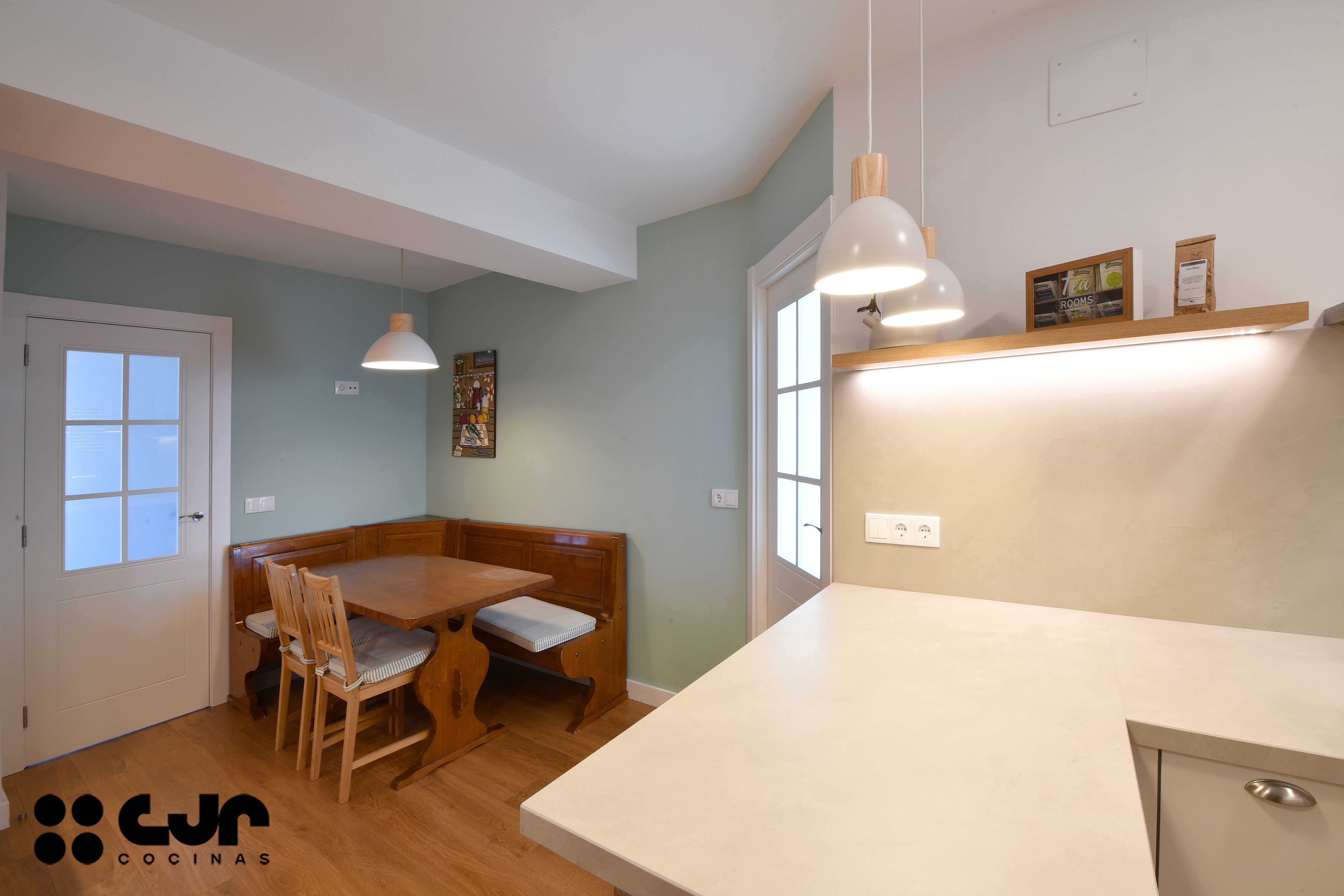 cocina blanca y madera con vitrinas iluminadas y desayunador cocinas cjr