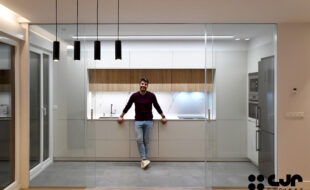 Cocina Blanca y Madera en L con Puertas Correderas Cocinas Cjr